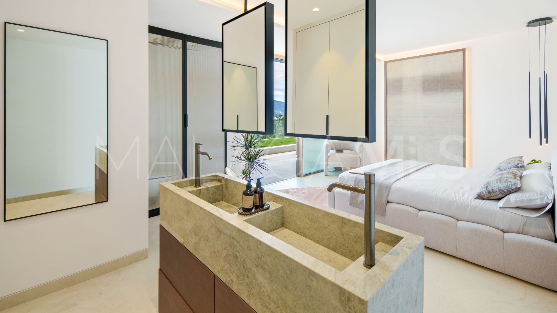 Villa for sale in Nueva Andalucia