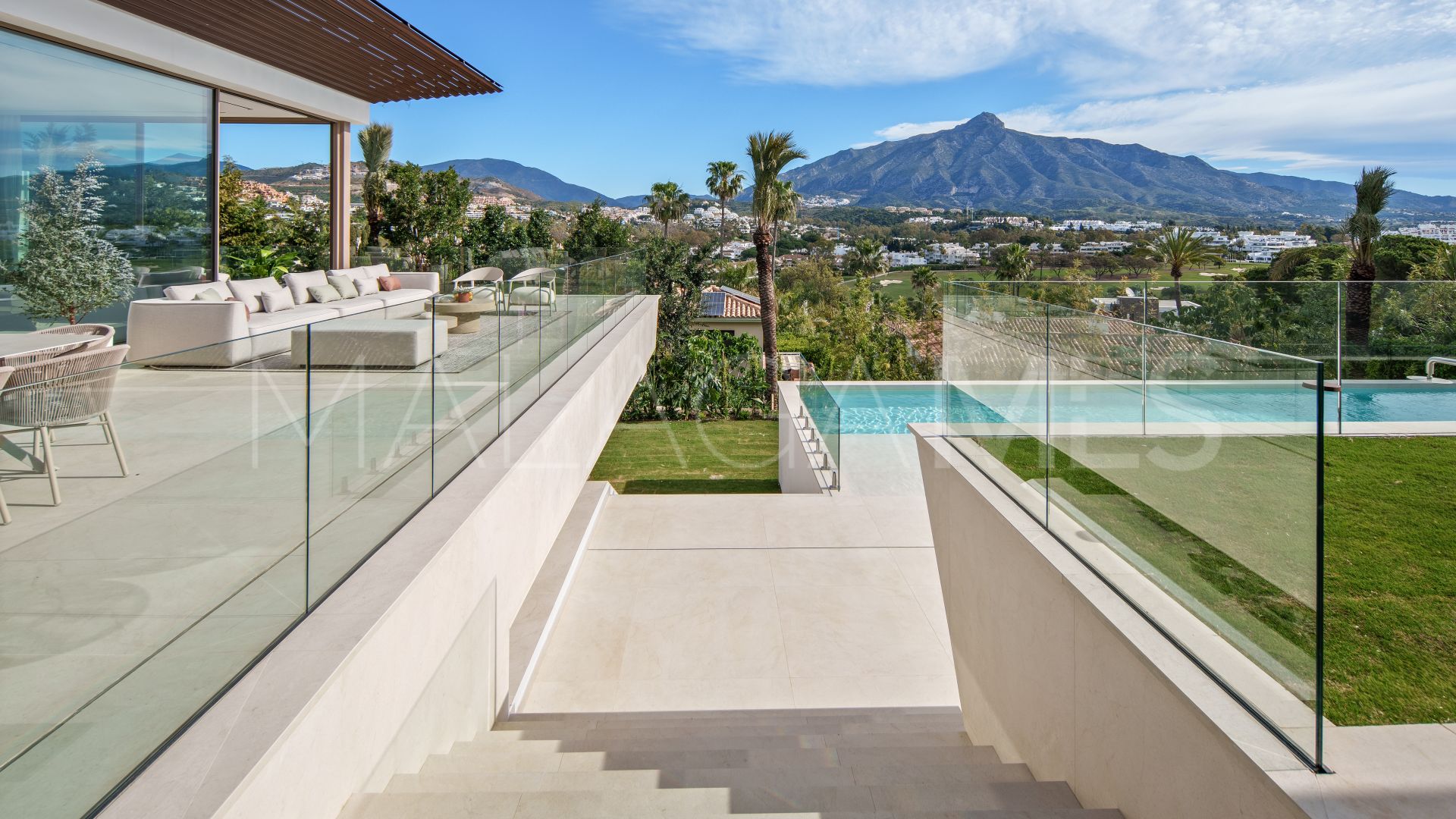 Villa for sale in Nueva Andalucia