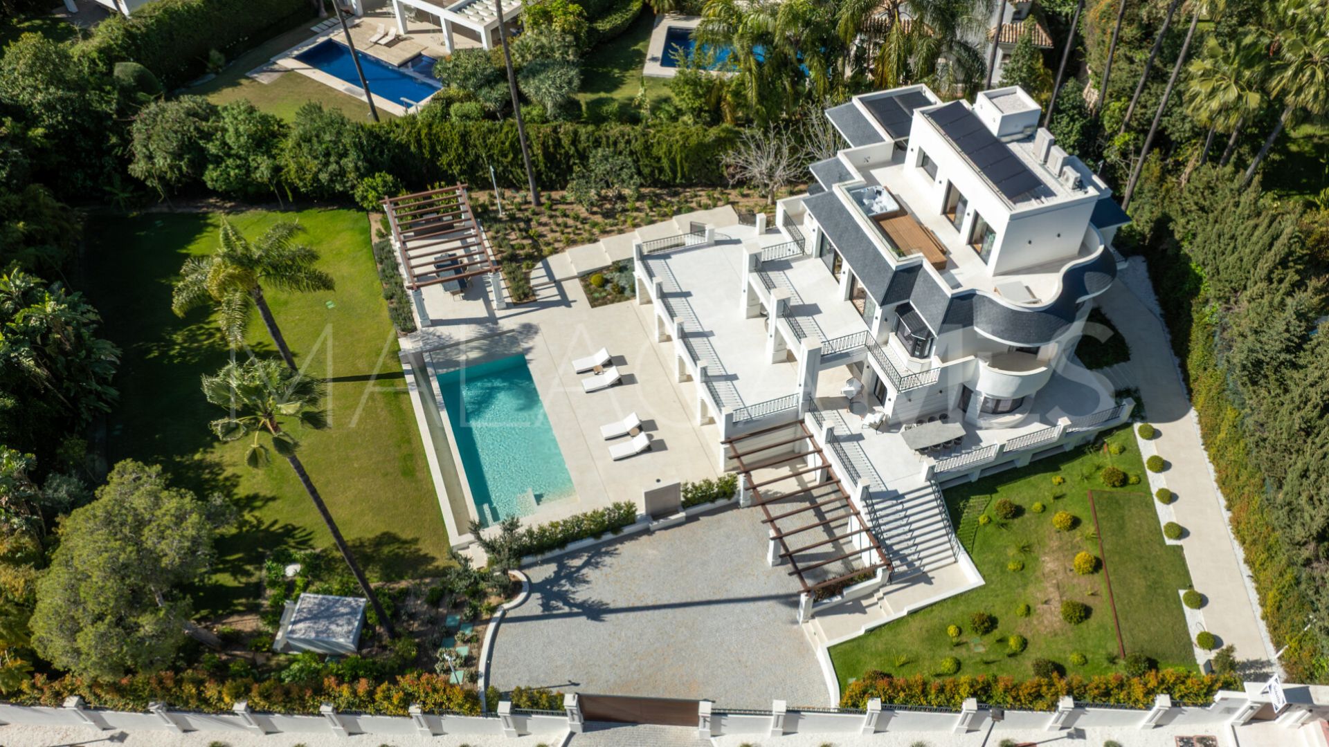 Villa for sale in Nueva Andalucia
