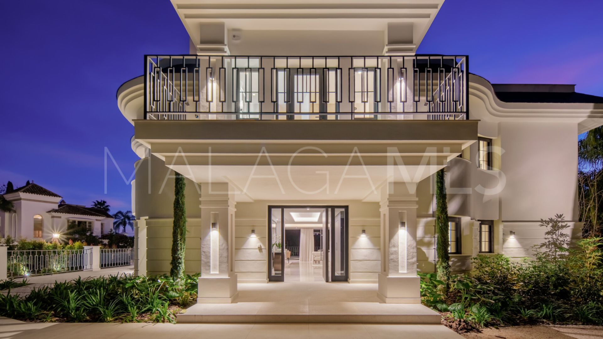 Villa for sale in Nueva Andalucia
