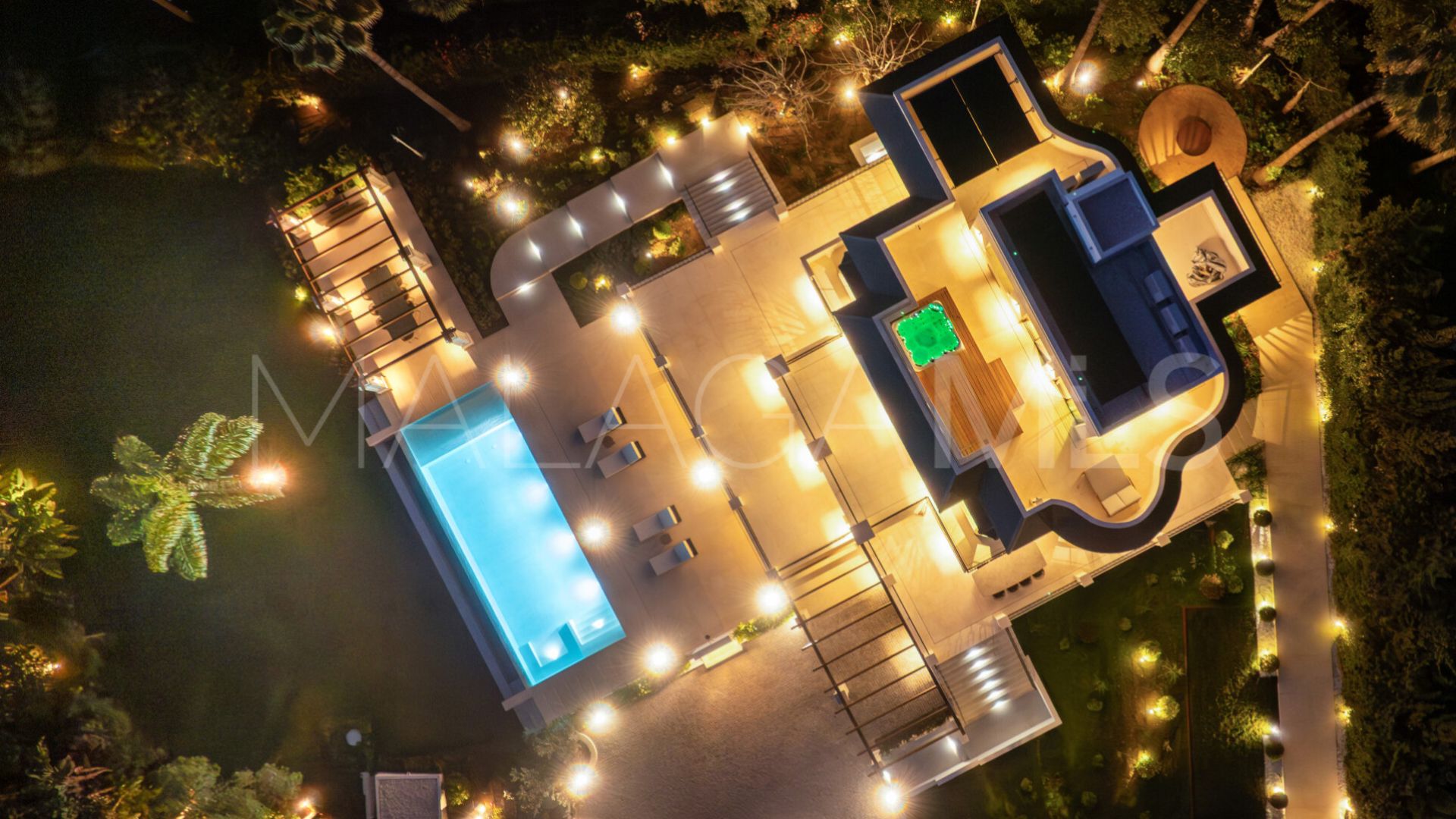 Villa for sale in Nueva Andalucia