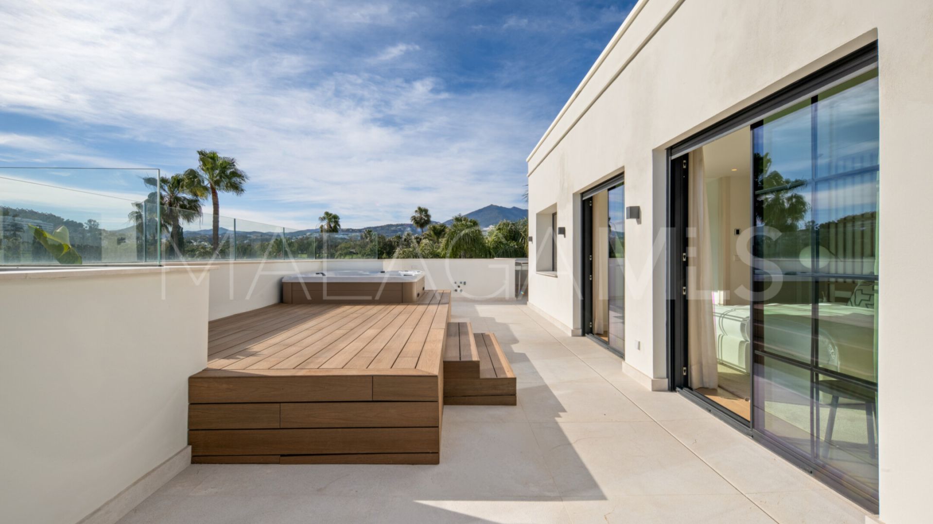 Villa for sale in Nueva Andalucia