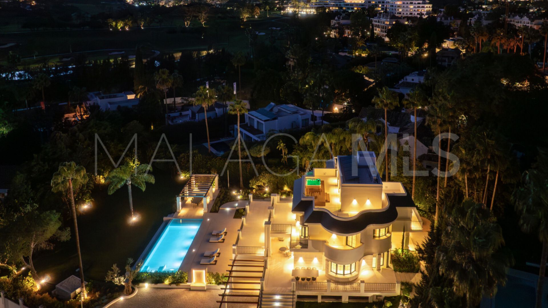Villa for sale in Nueva Andalucia