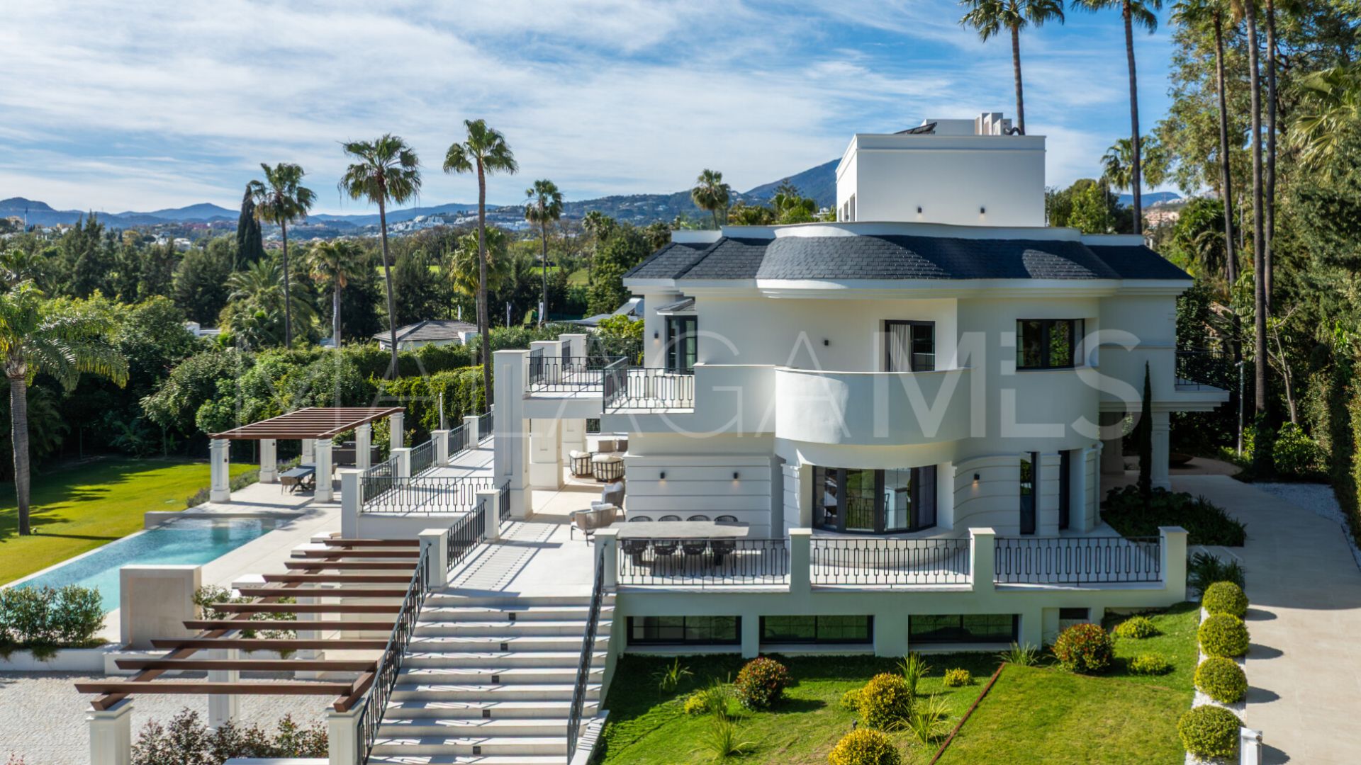 Villa for sale in Nueva Andalucia