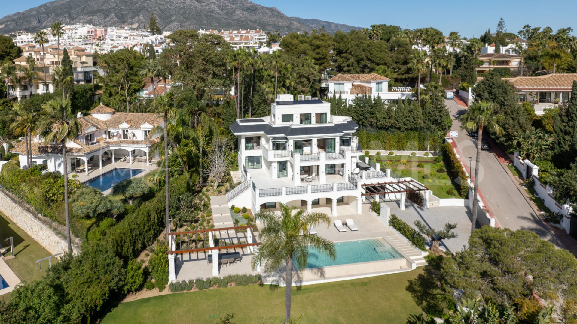 Villa for sale in Nueva Andalucia