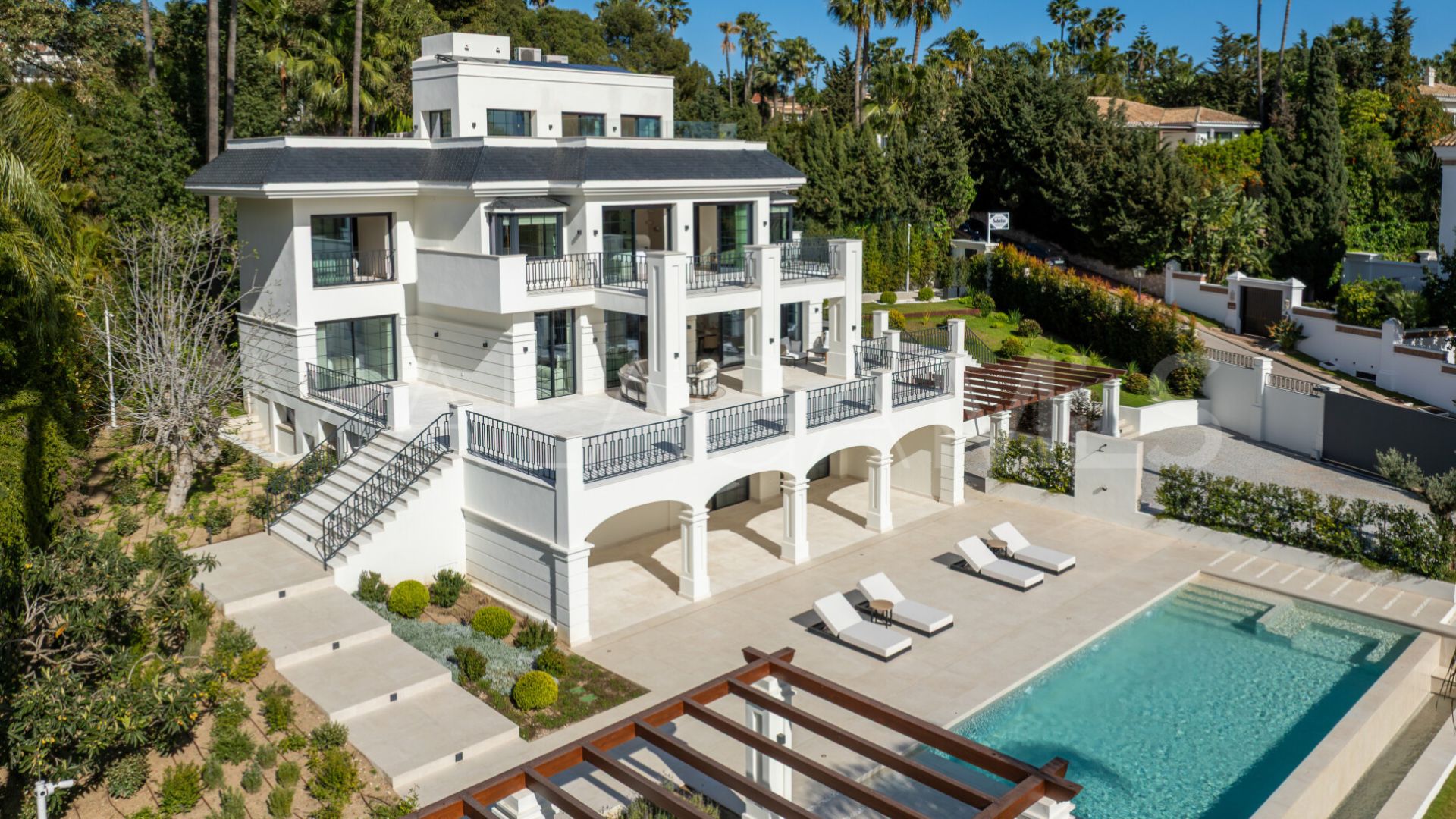 Villa for sale in Nueva Andalucia