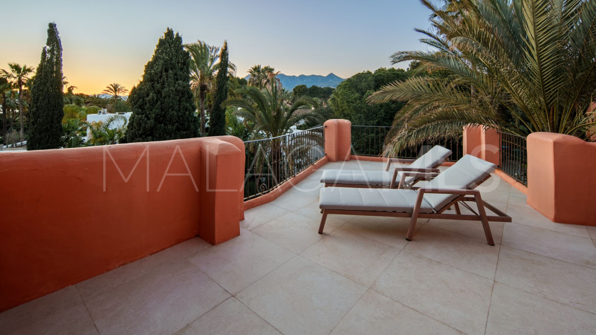 Duplex penthouse for sale in Marbella Est