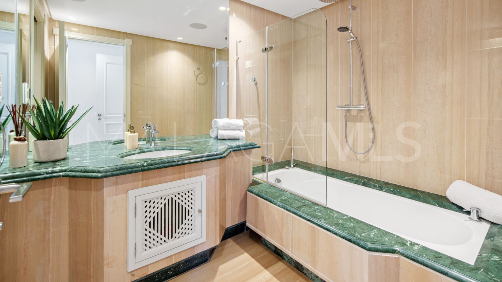 Duplex penthouse for sale in Marbella Est