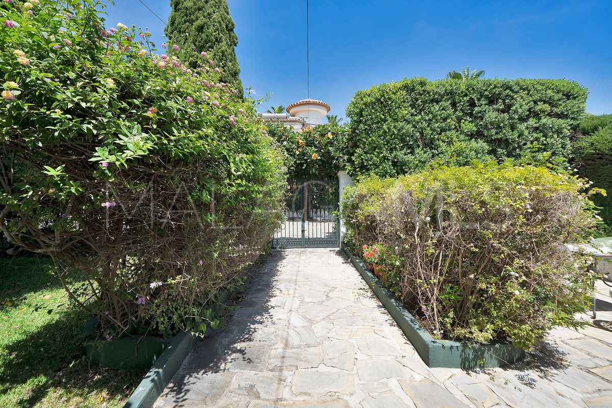 Villa for sale in El Paraiso