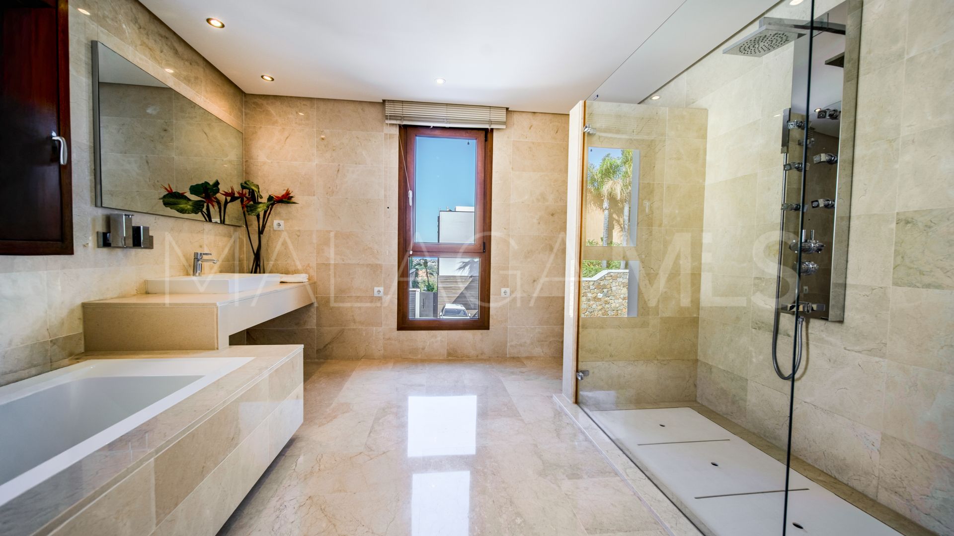 Benahavis, villa a la venta with 5 bedrooms