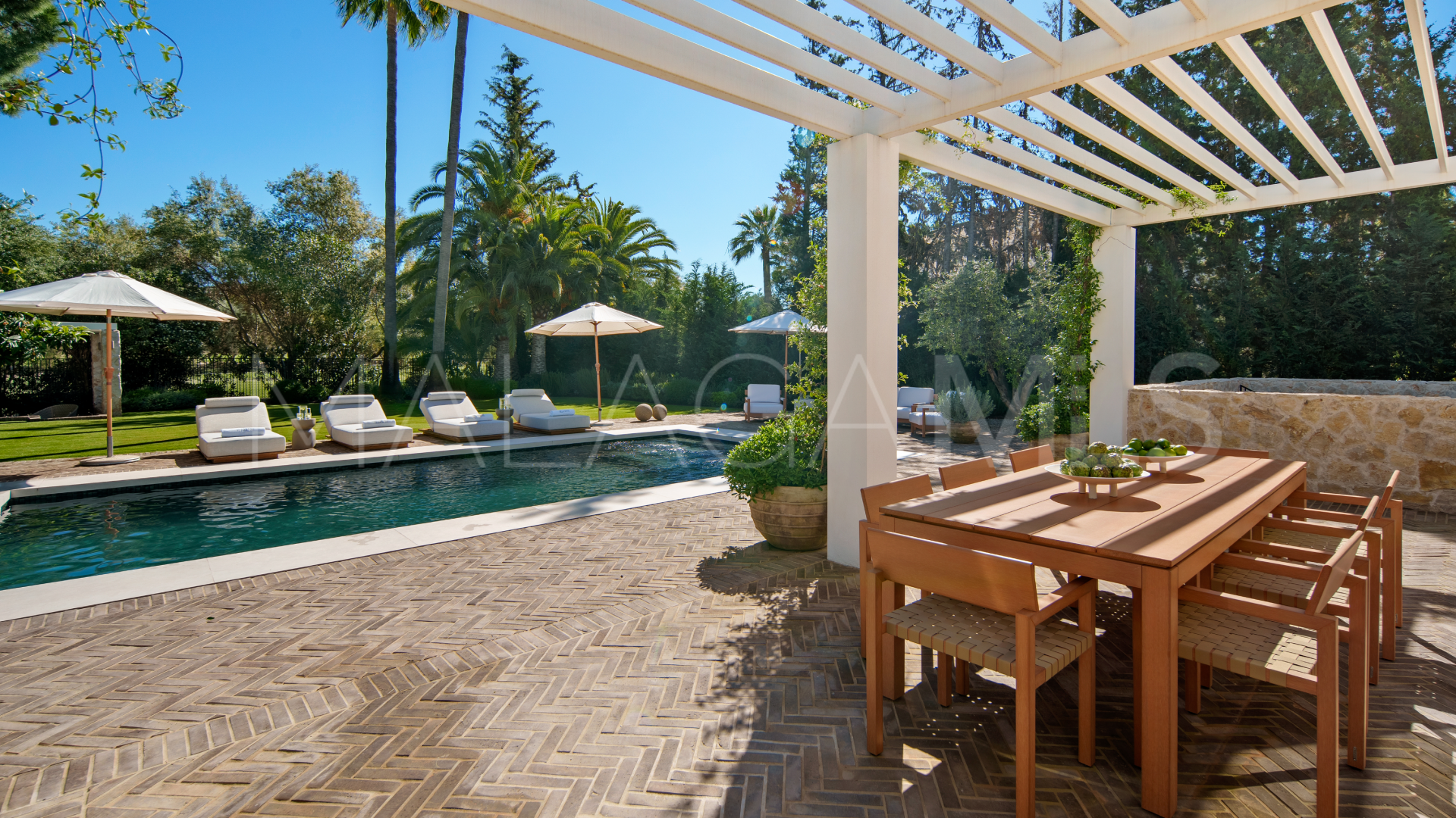 Villa for sale in Nueva Andalucia