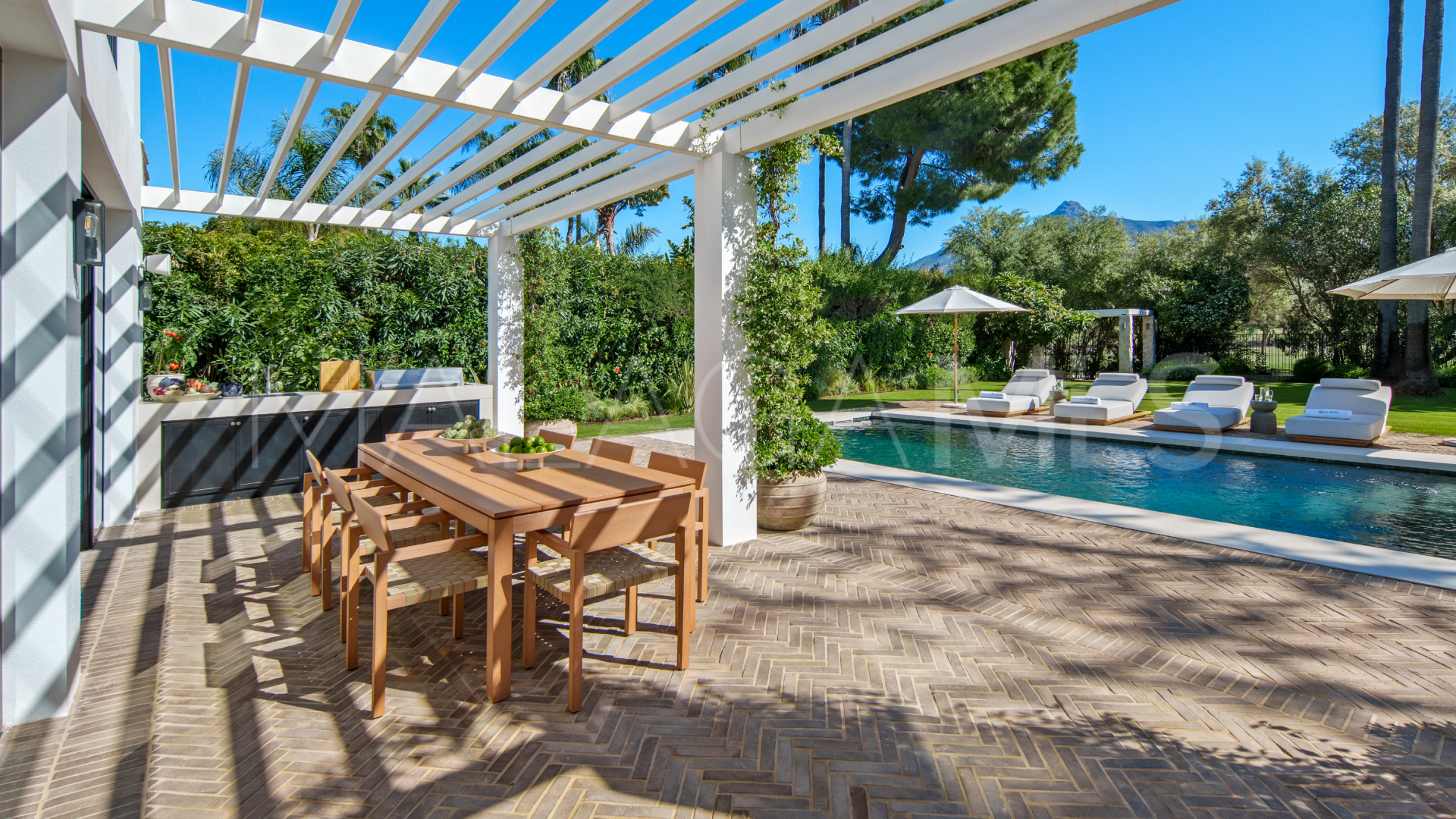 Villa for sale in Nueva Andalucia