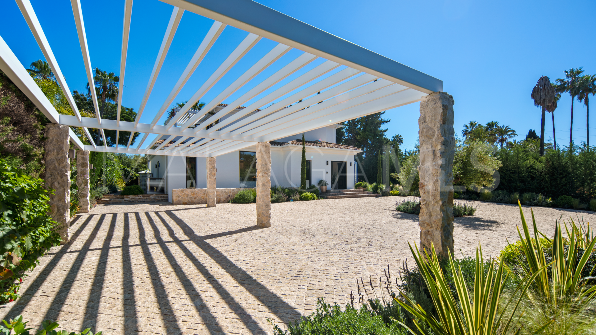 Villa for sale in Nueva Andalucia