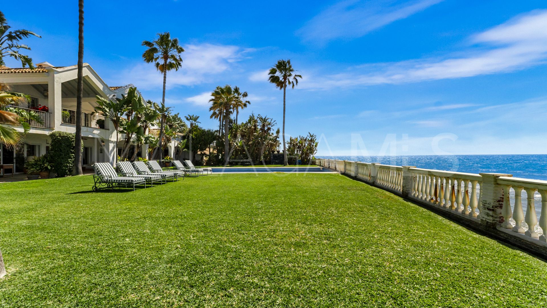 Villa for sale in Guadalmina Baja