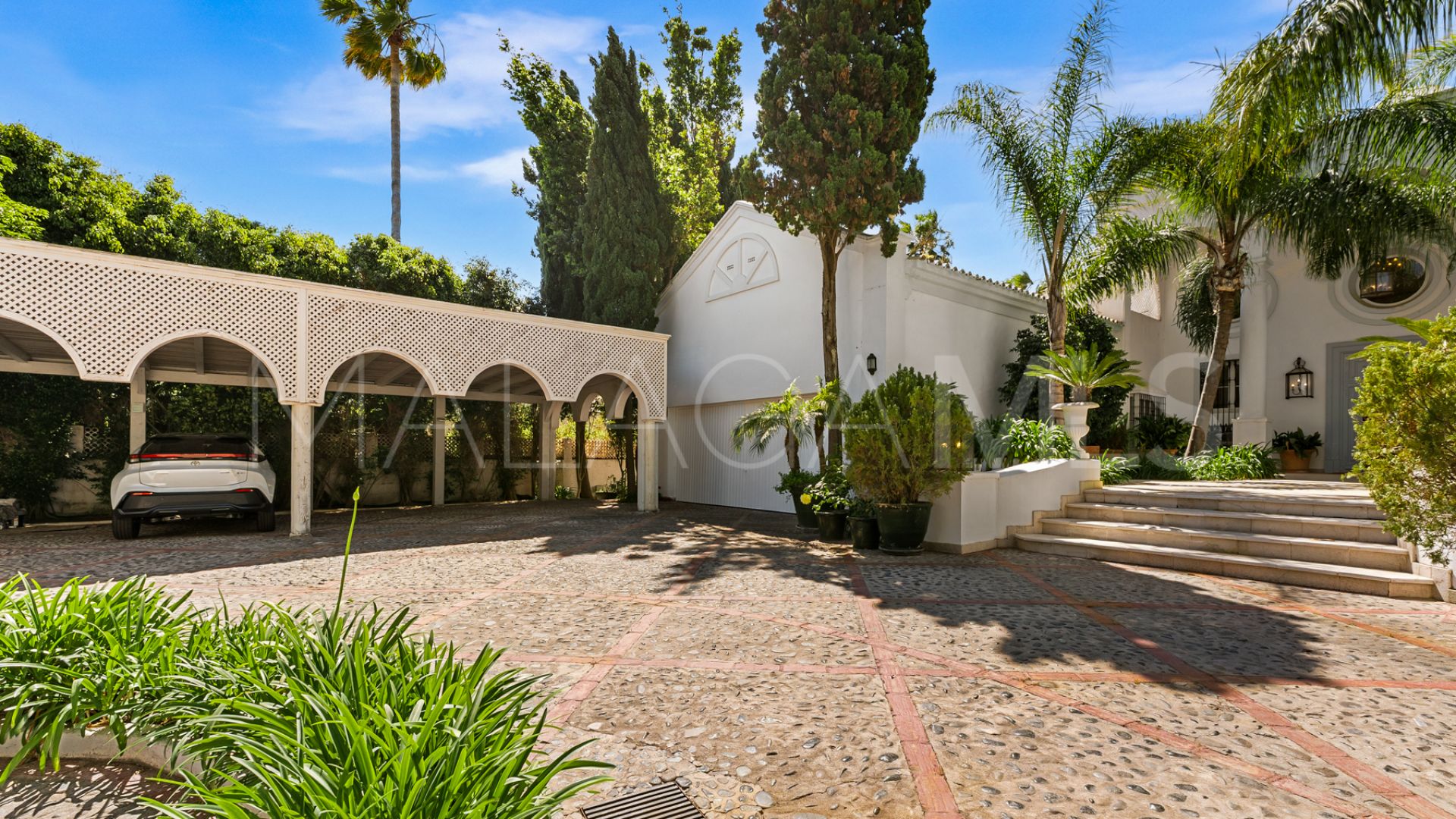 Villa for sale in Guadalmina Baja