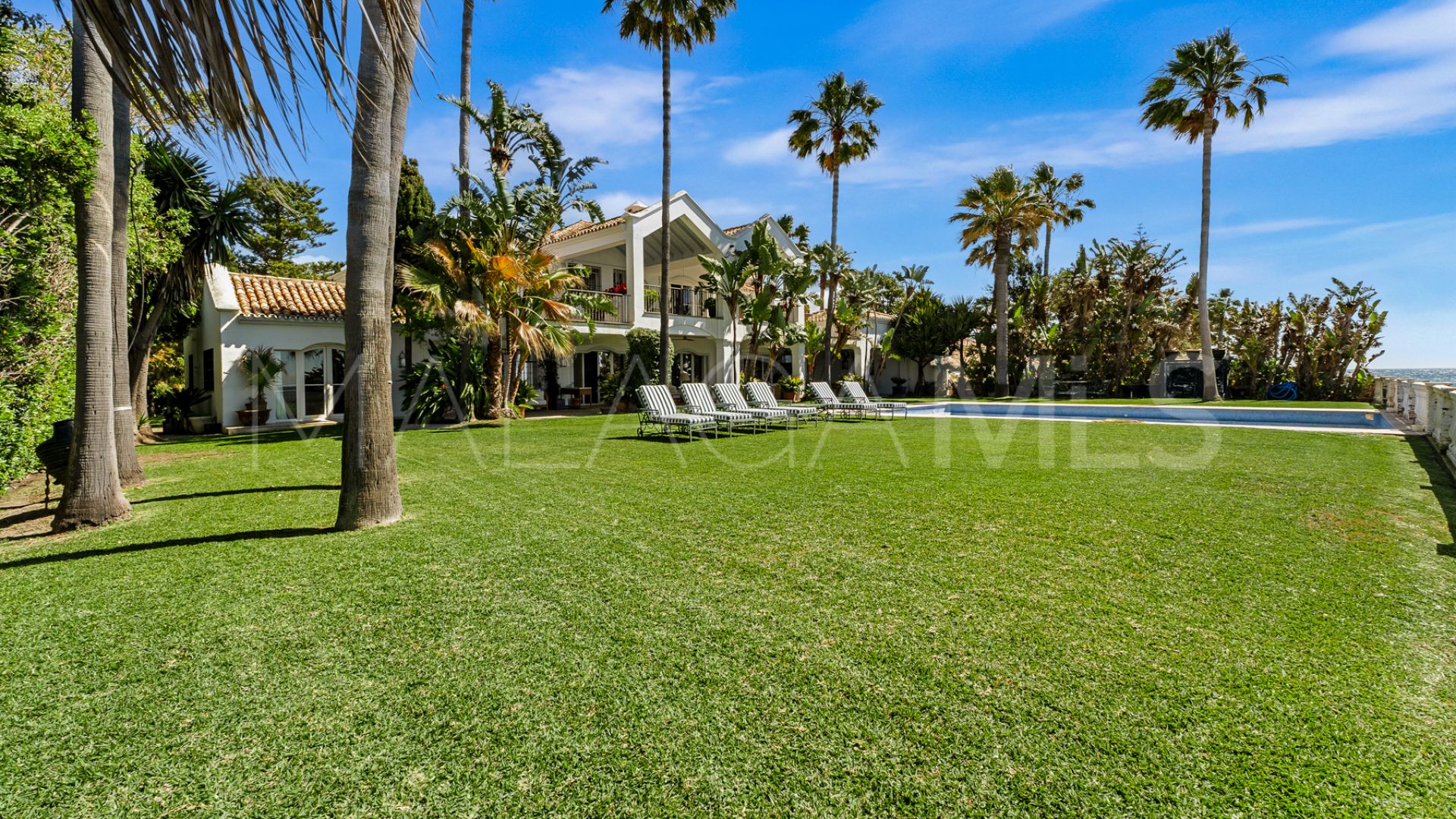 Villa for sale in Guadalmina Baja