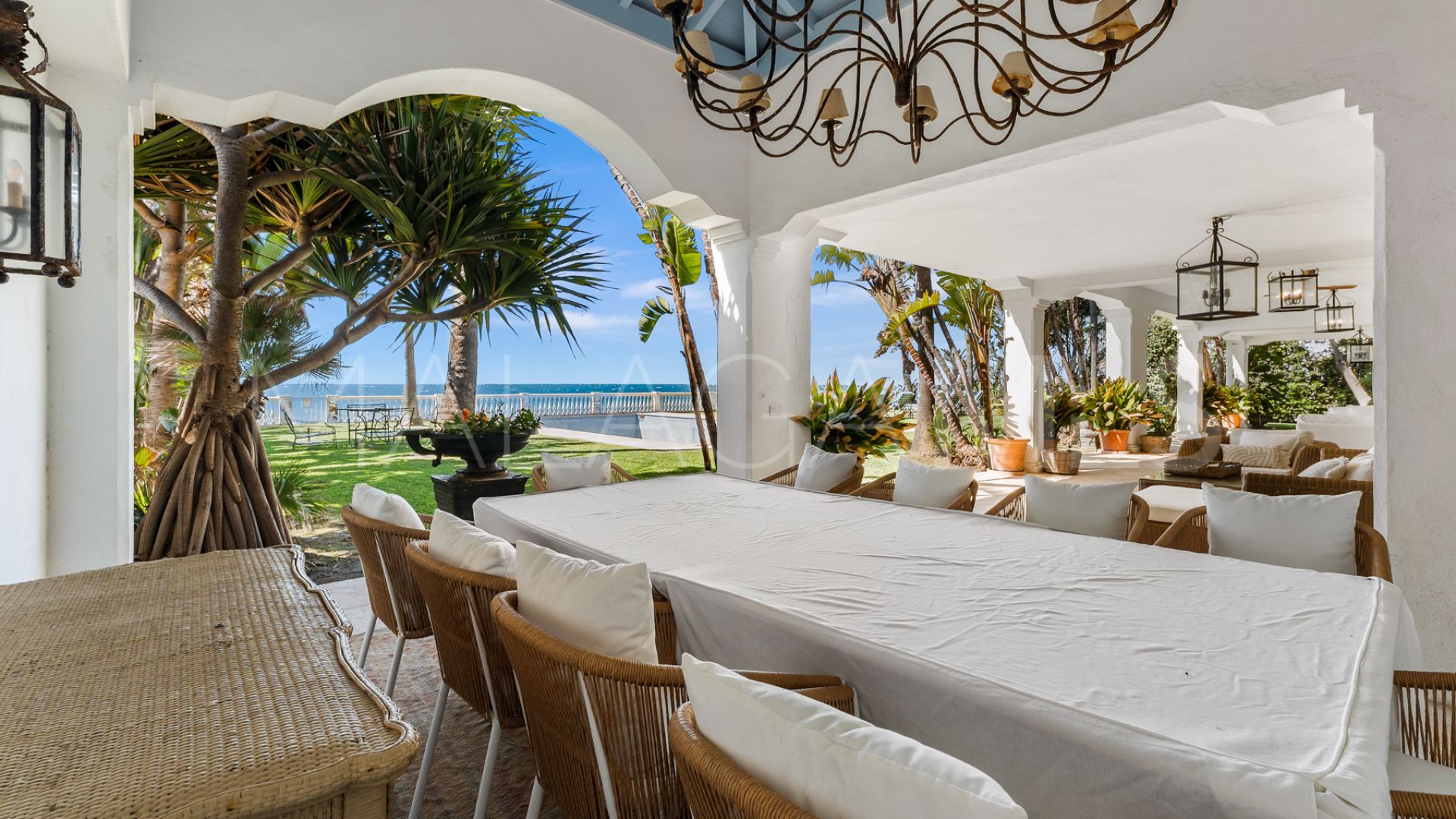 Villa for sale in Guadalmina Baja
