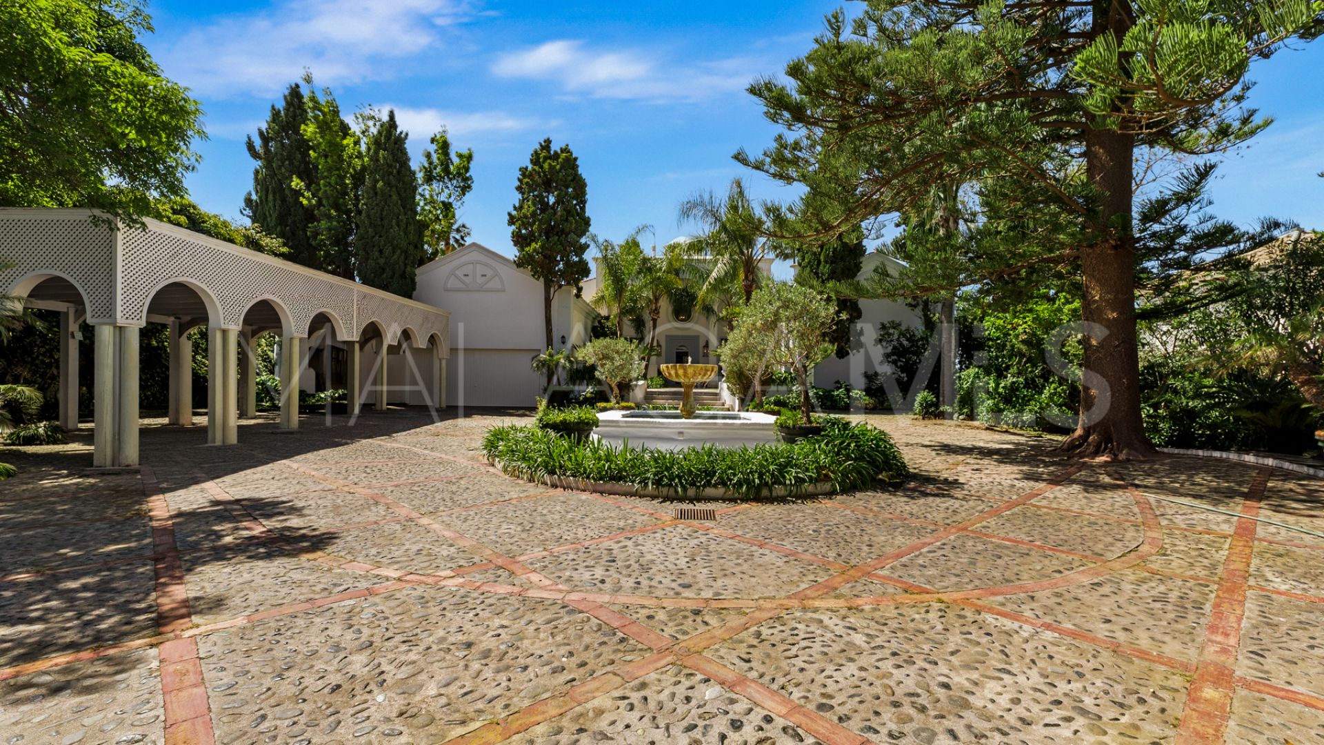 Villa for sale in Guadalmina Baja