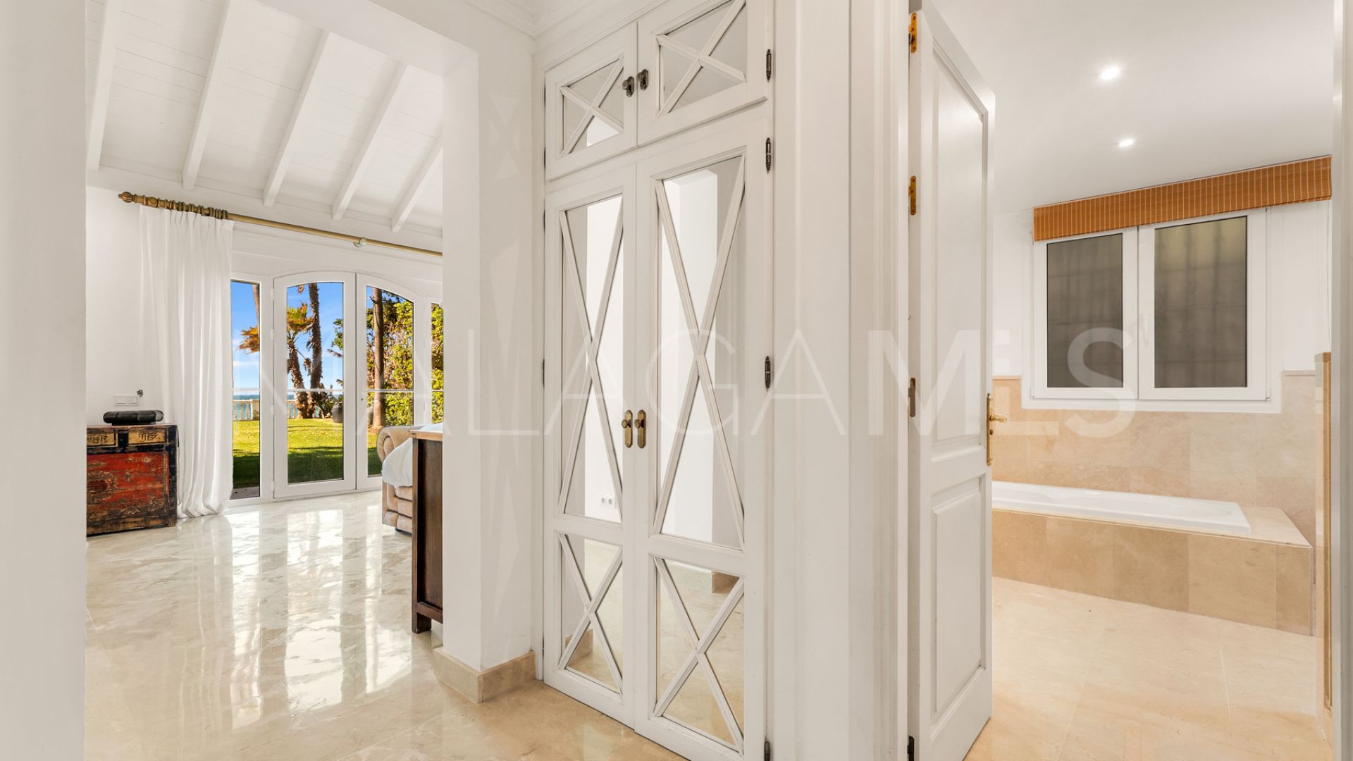 Villa for sale in Guadalmina Baja