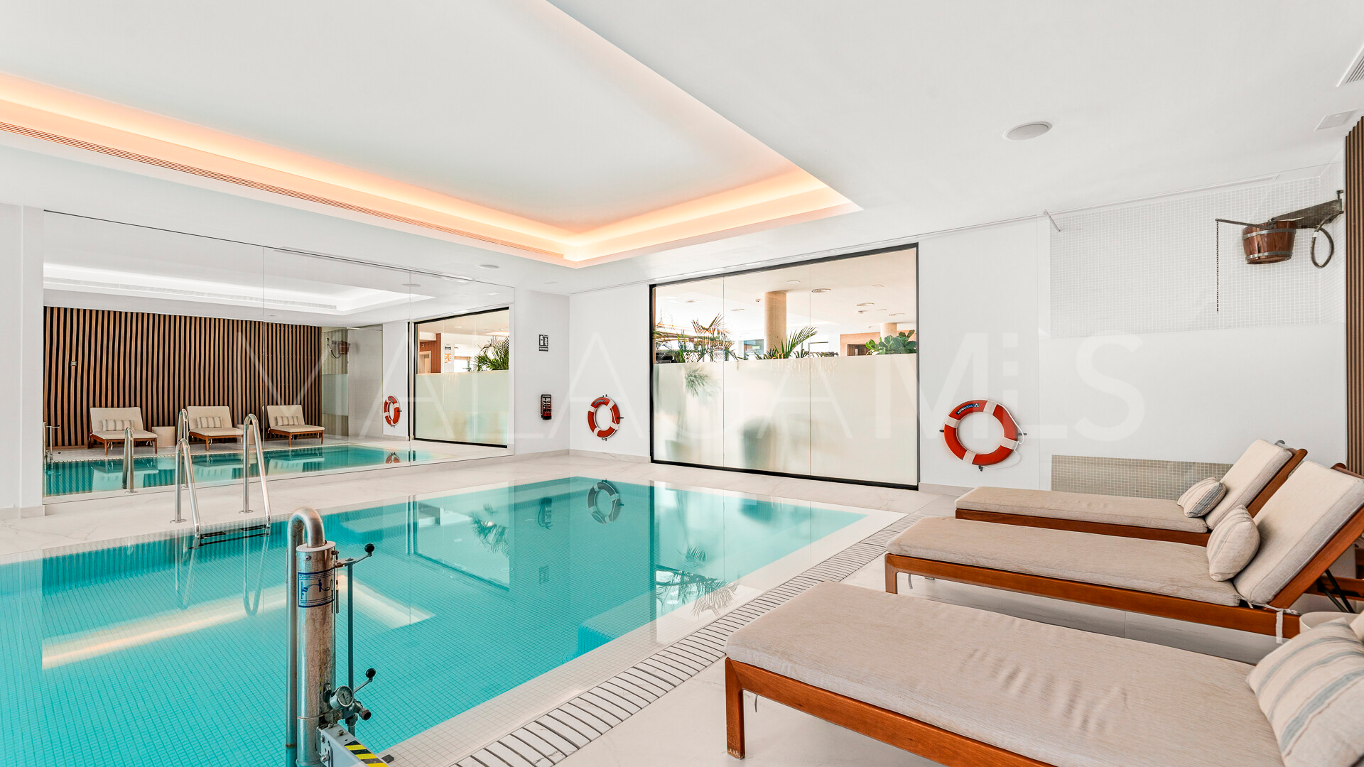 Apartamento planta baja for sale with 4 bedrooms in Los Monteros