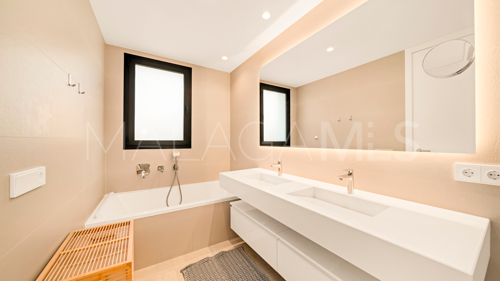 Apartamento planta baja for sale with 4 bedrooms in Los Monteros