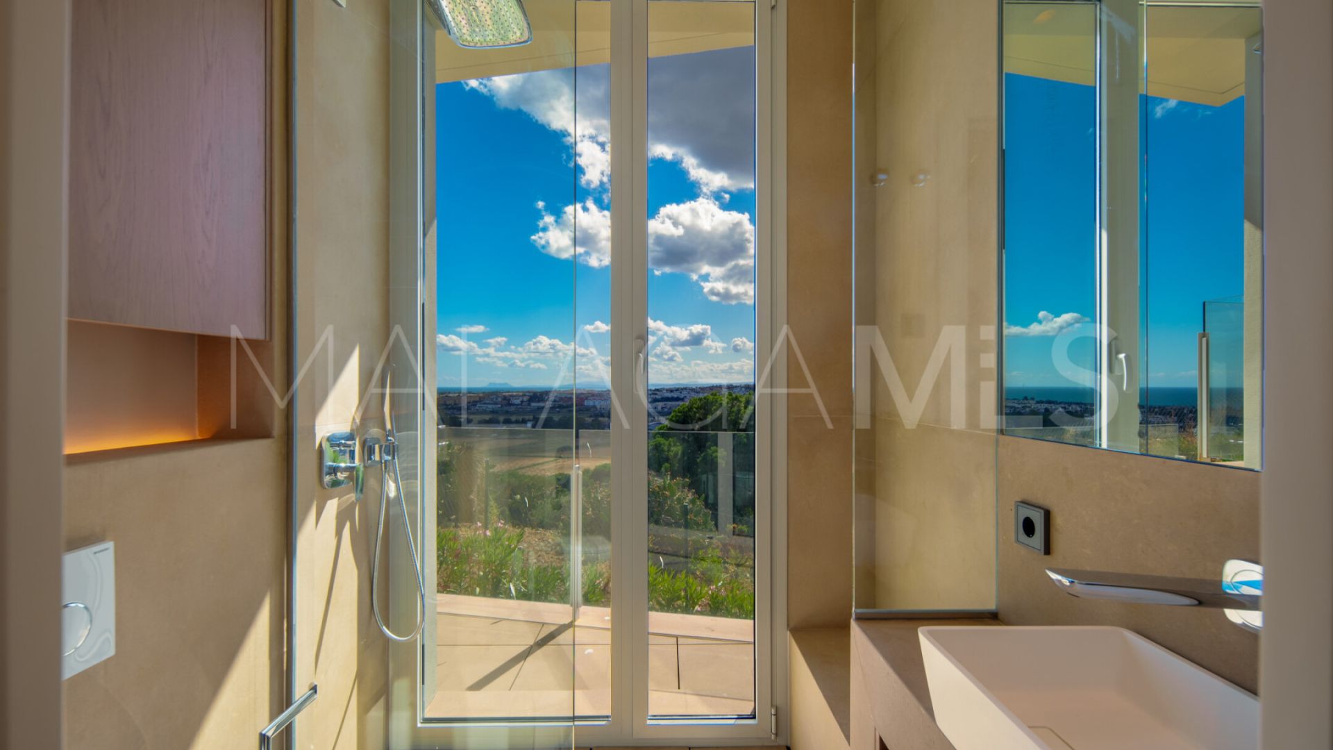 Villa for sale in Nueva Andalucia
