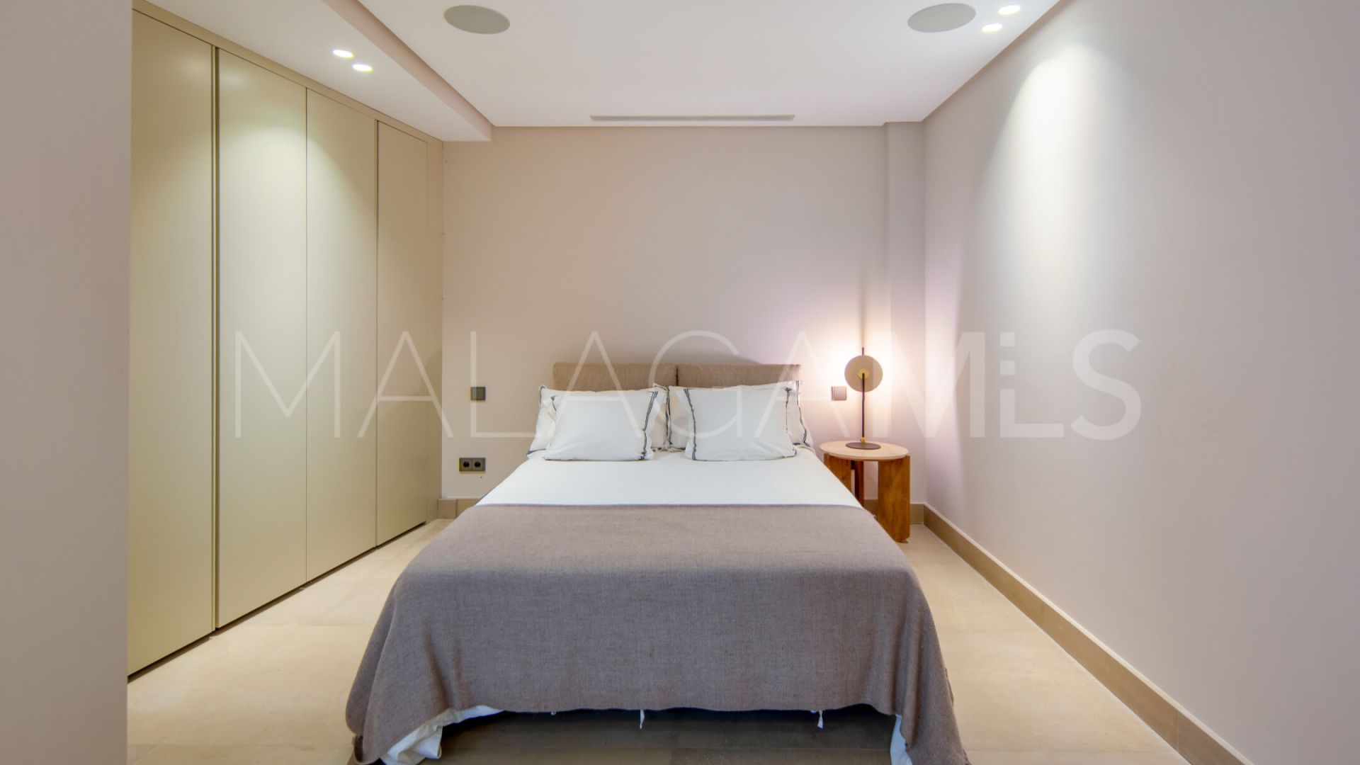 Villa for sale in Nueva Andalucia