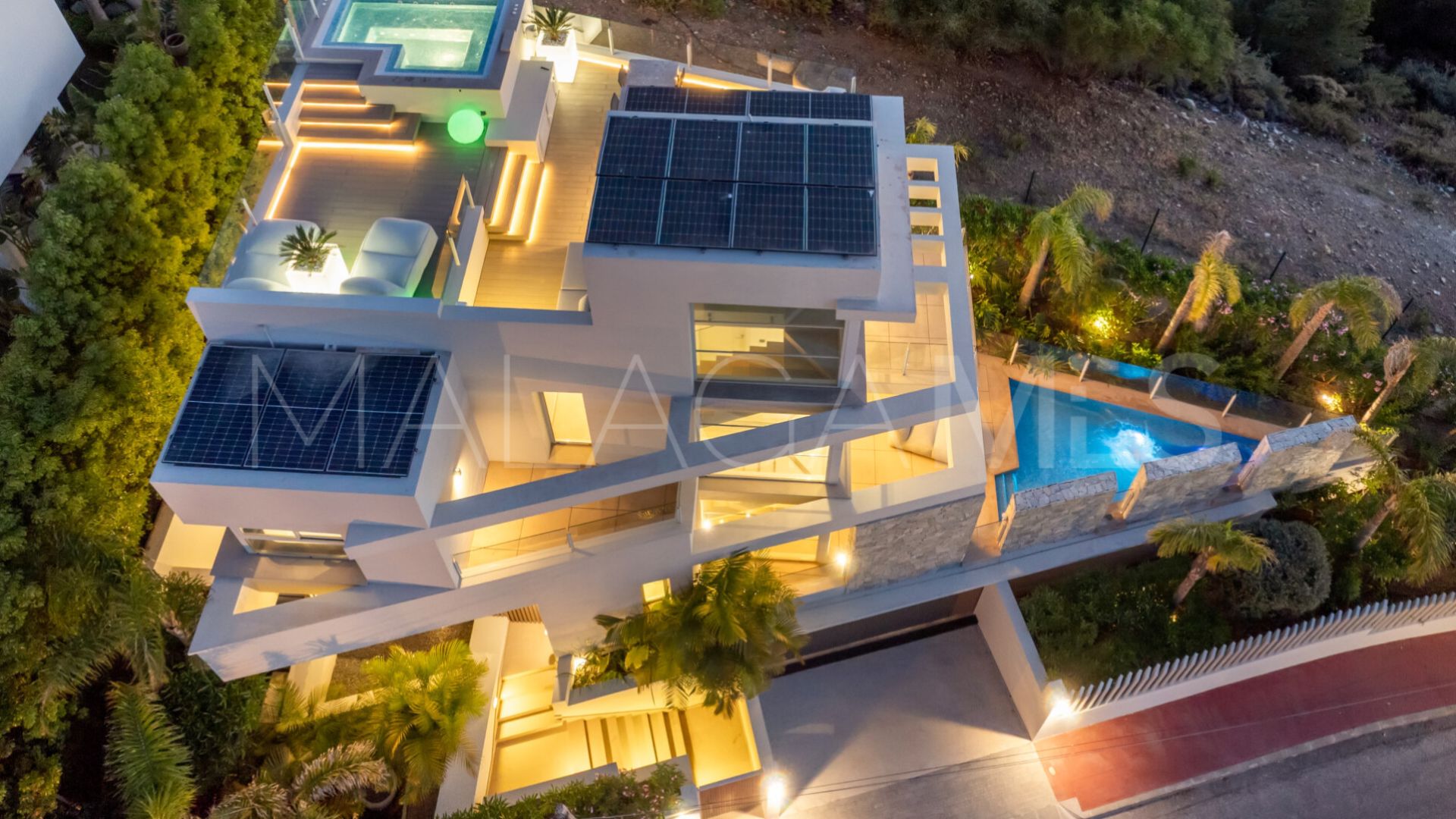 Villa for sale in Nueva Andalucia