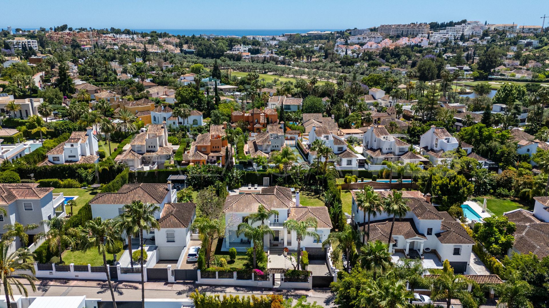 Villa for sale in Nueva Andalucia