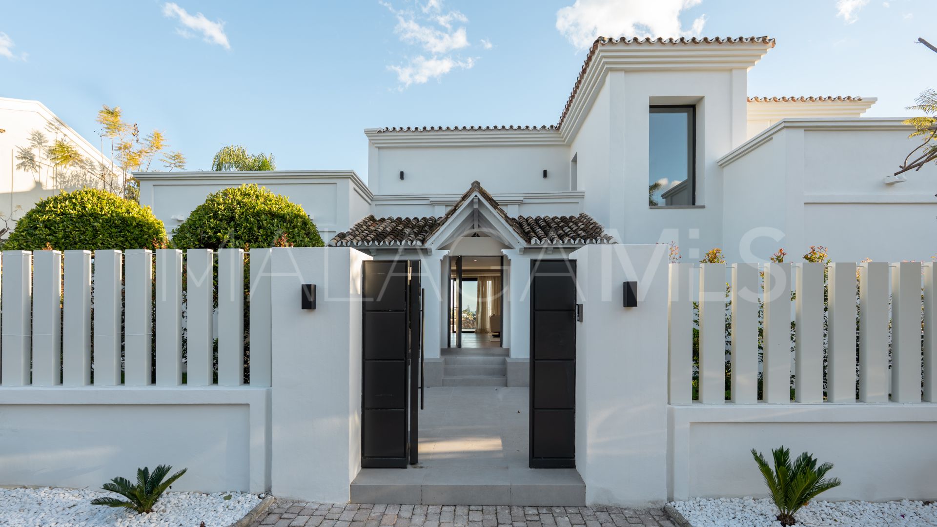 Villa for sale in Nueva Andalucia