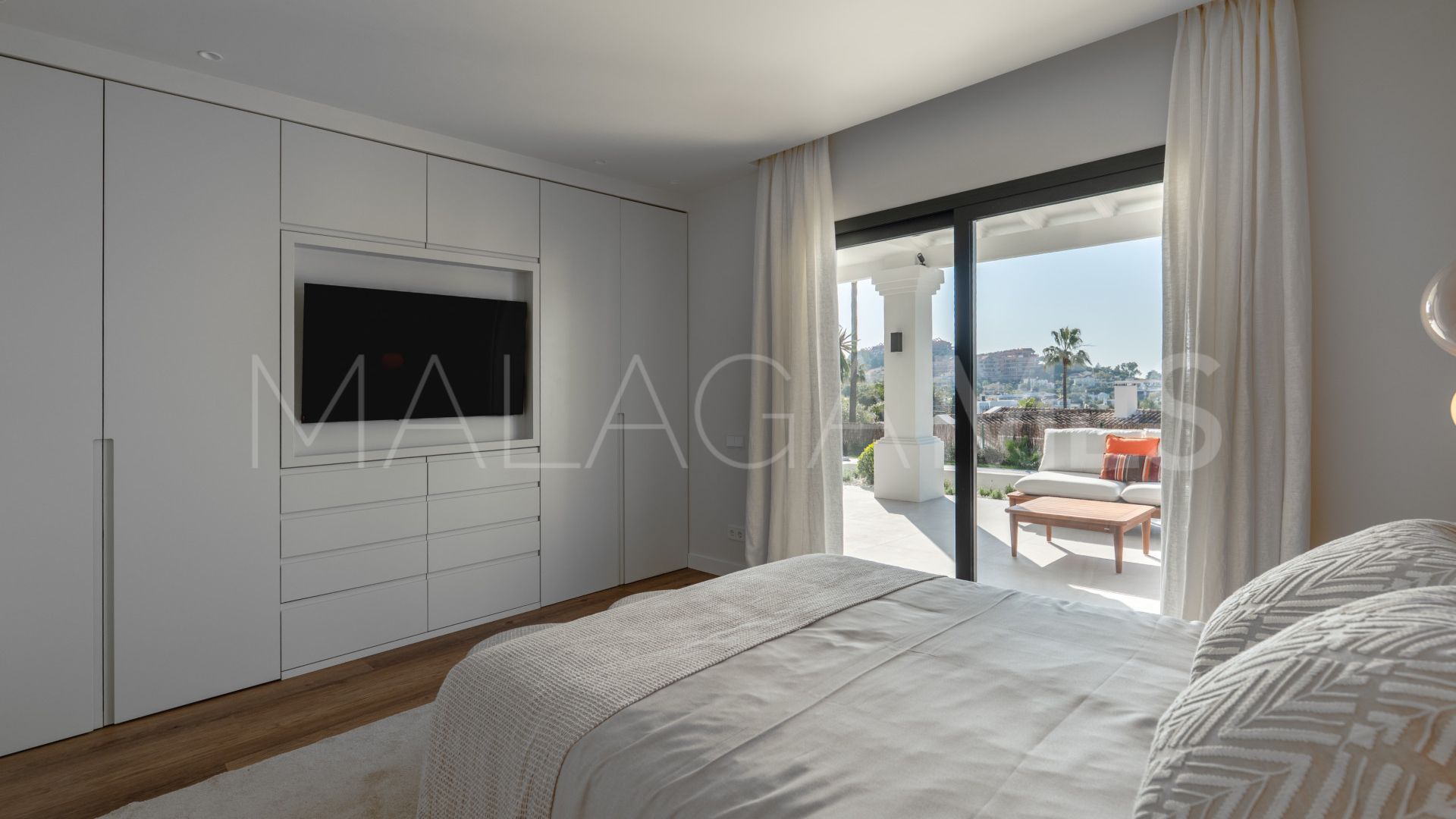 Villa for sale in Nueva Andalucia