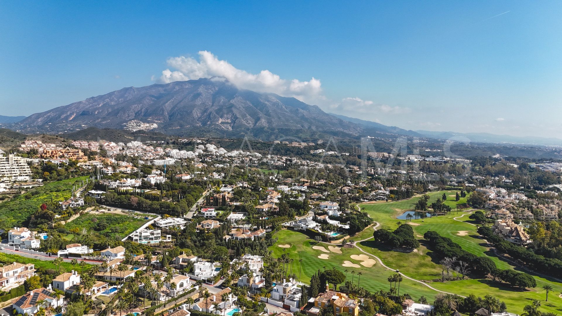 Villa for sale in Nueva Andalucia