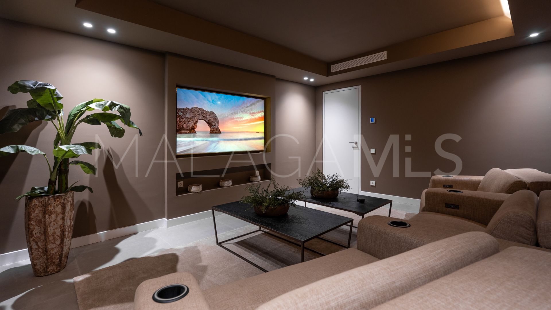 Villa for sale in Nueva Andalucia