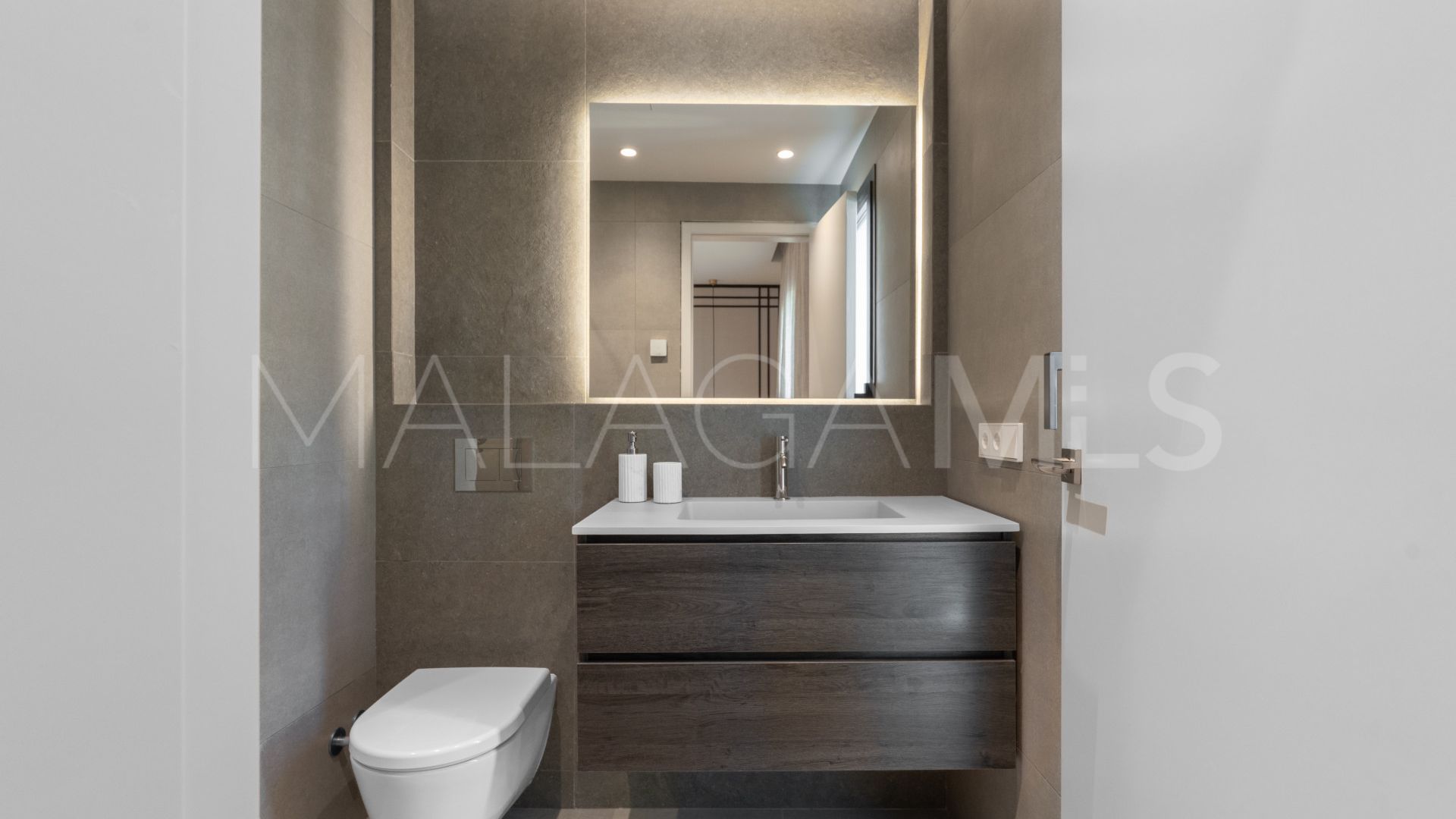 Villa for sale in Nueva Andalucia