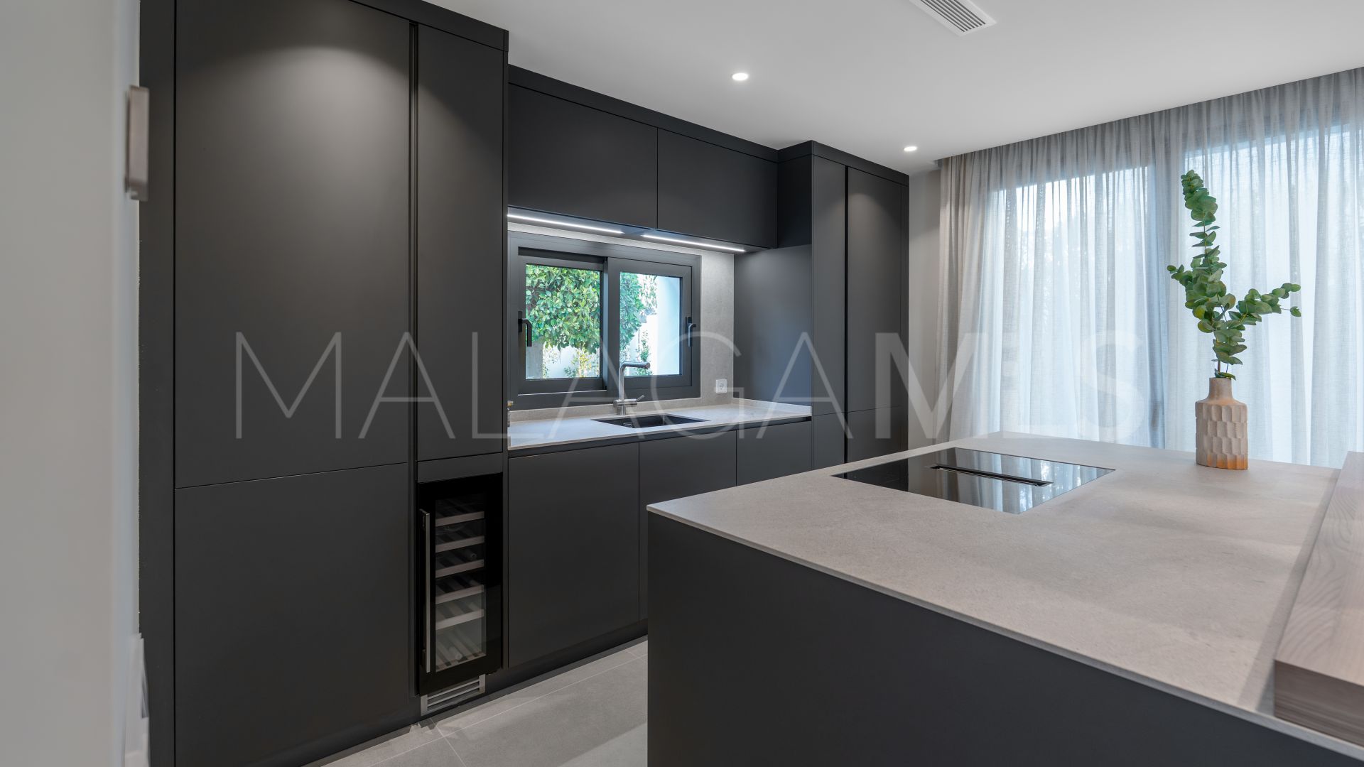 Villa for sale in Nueva Andalucia