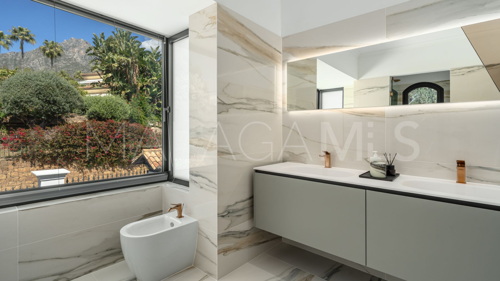Buy villa in Altos Reales