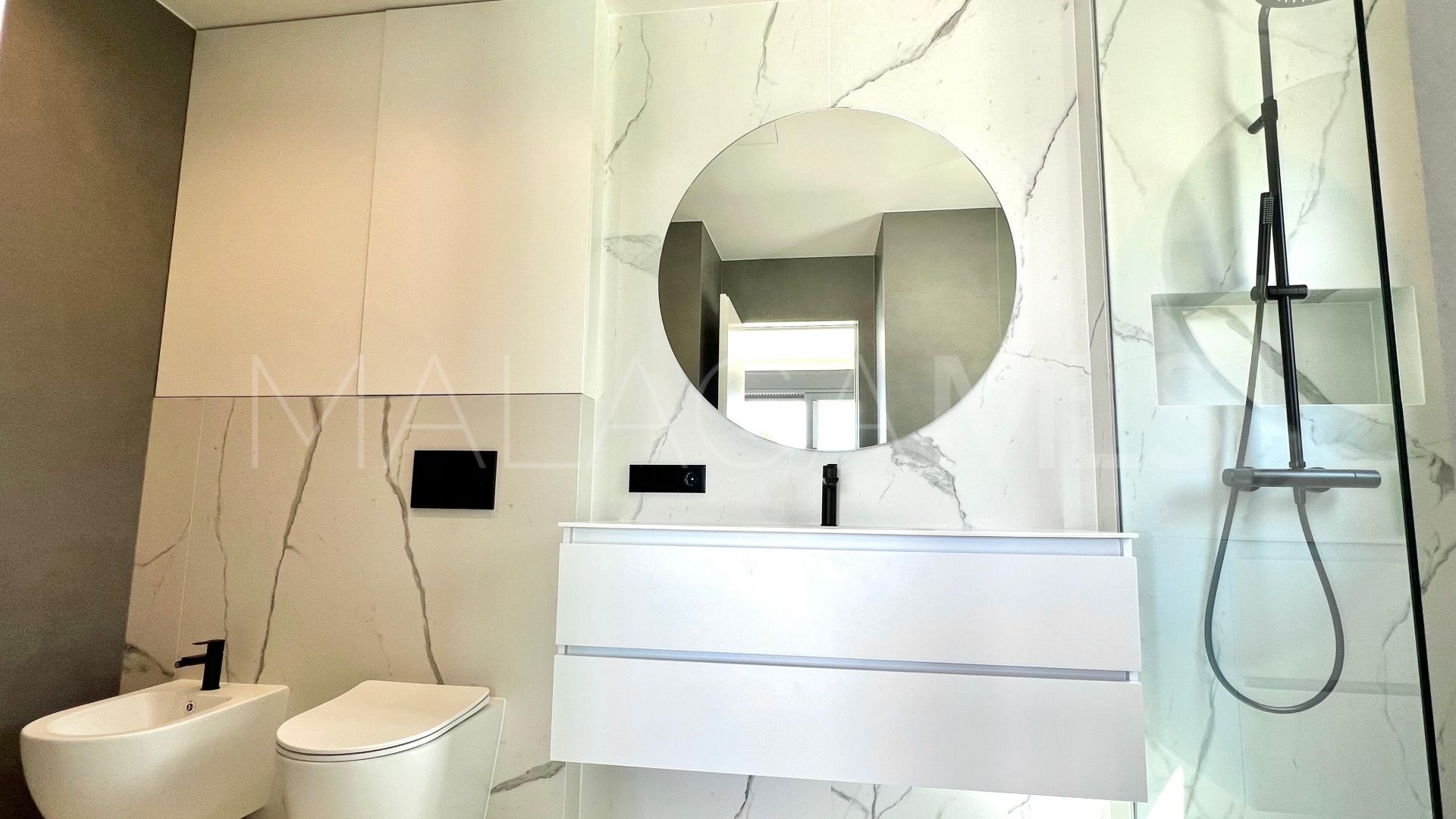 Villa a la venta de 6 bedrooms in Elviria