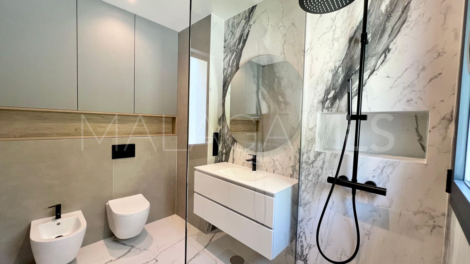 Villa a la venta de 6 bedrooms in Elviria