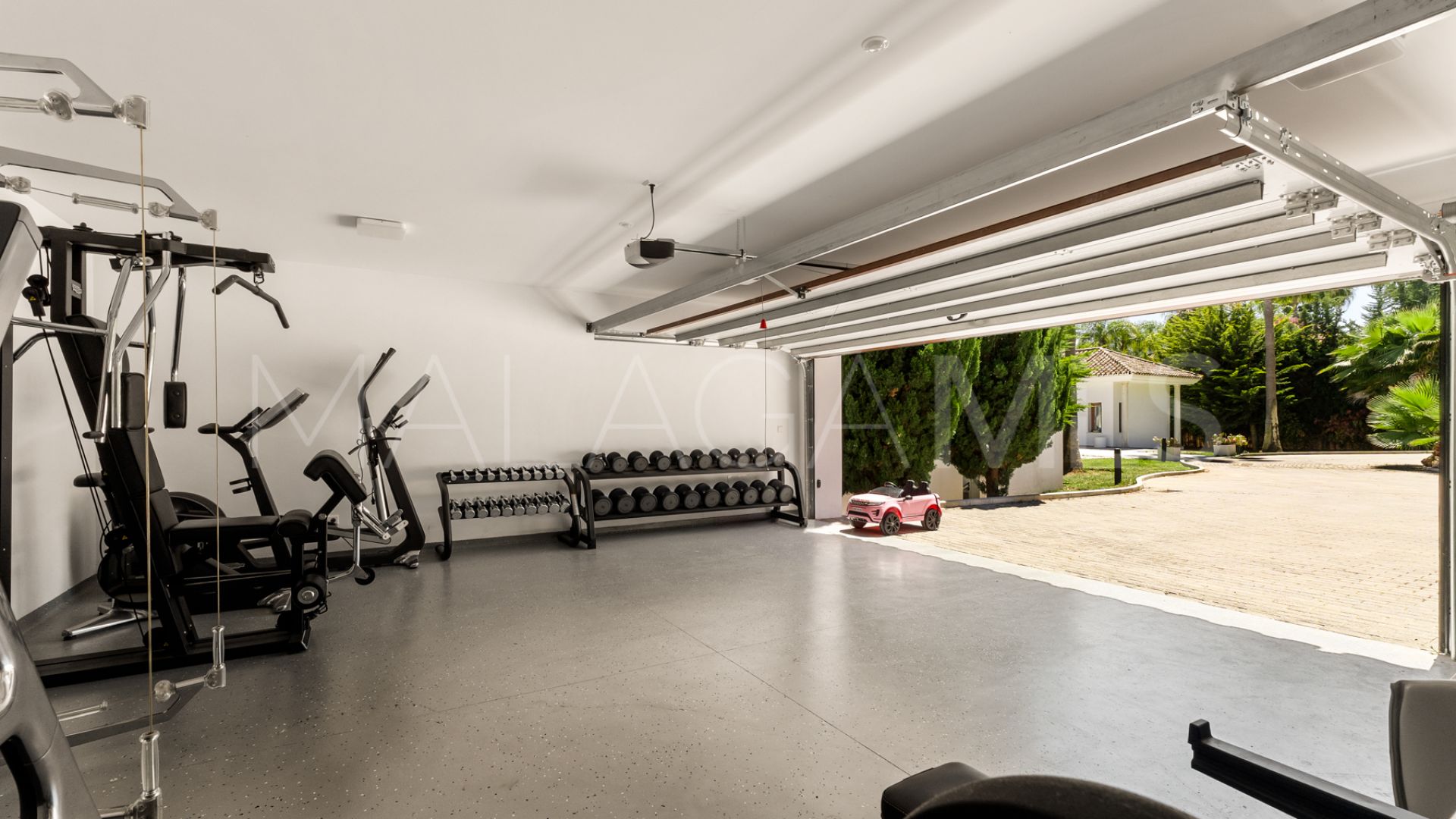 Villa for sale in Guadalmina Baja