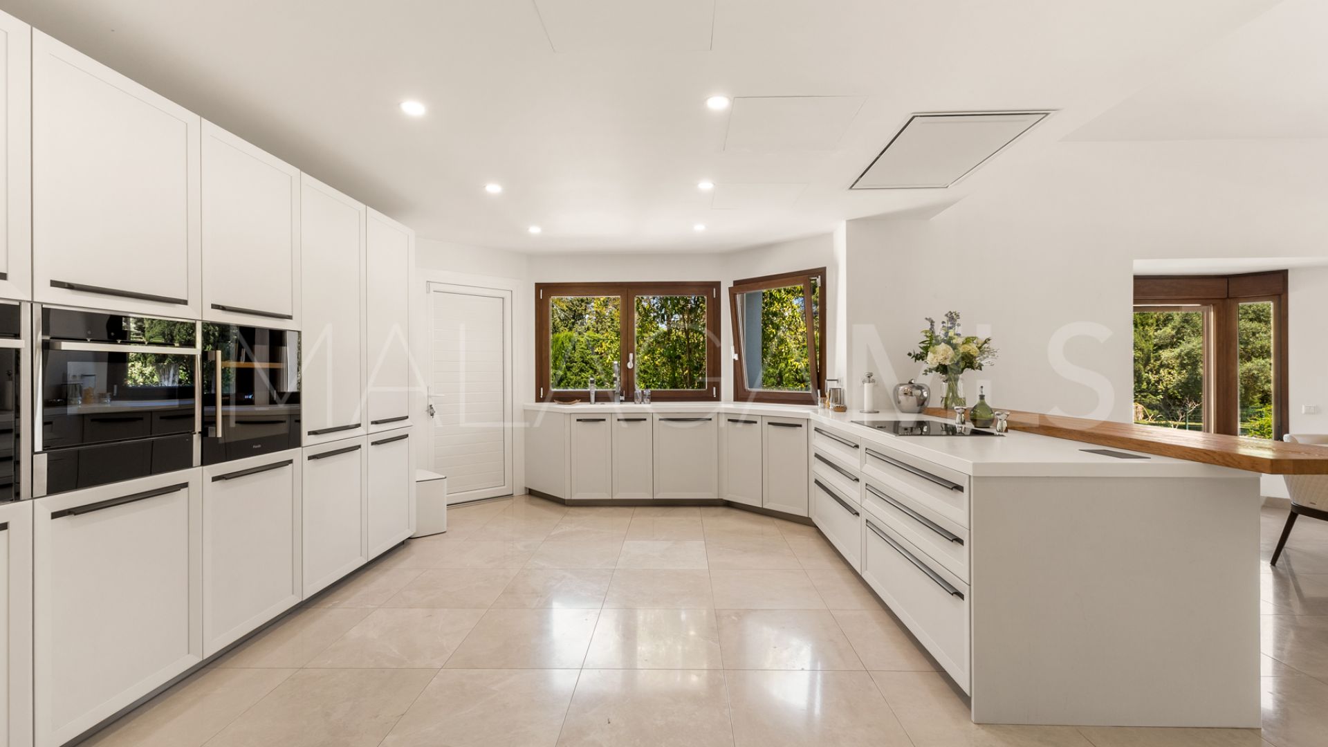 Villa for sale in Guadalmina Baja