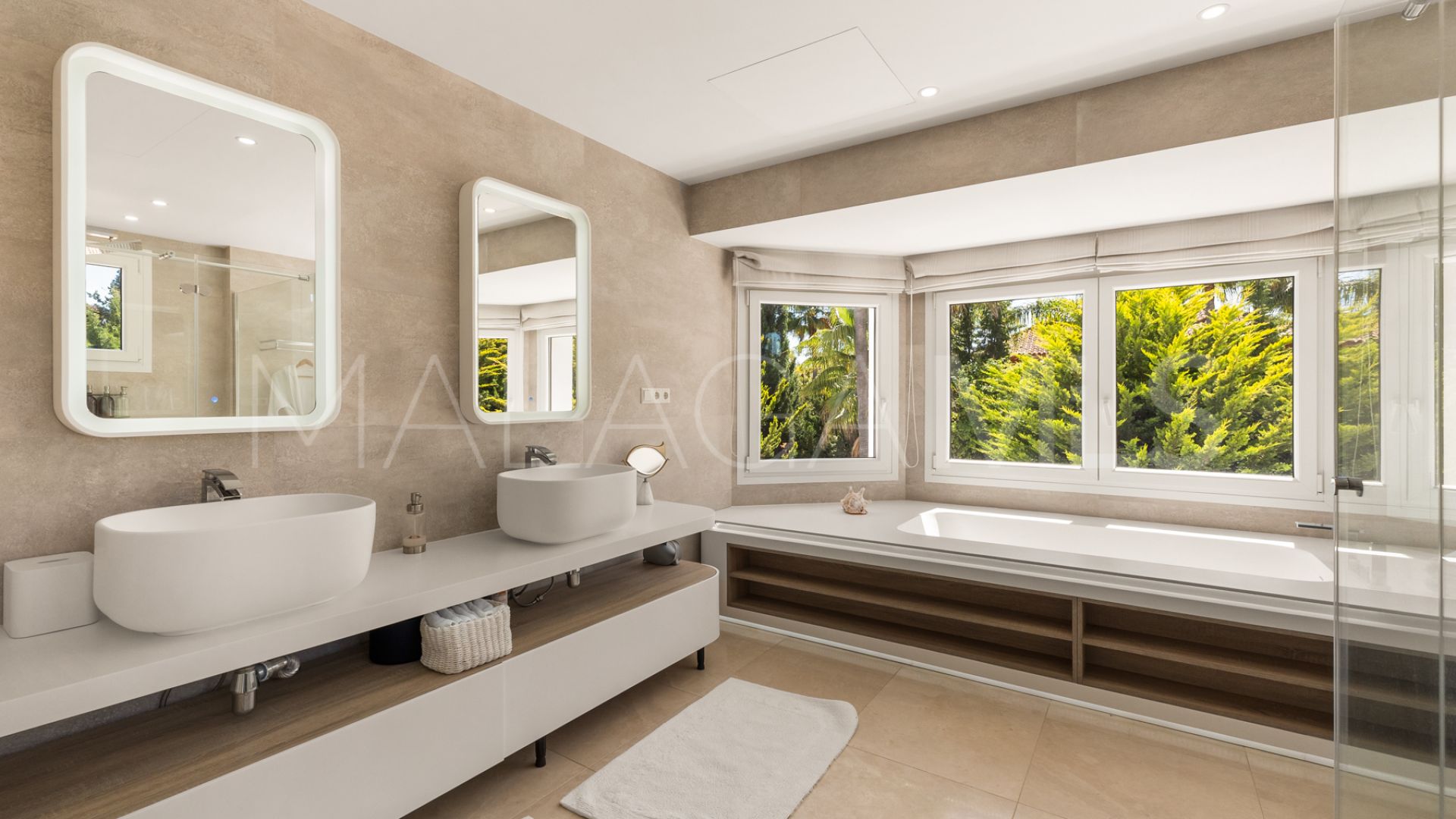 Villa for sale in Guadalmina Baja