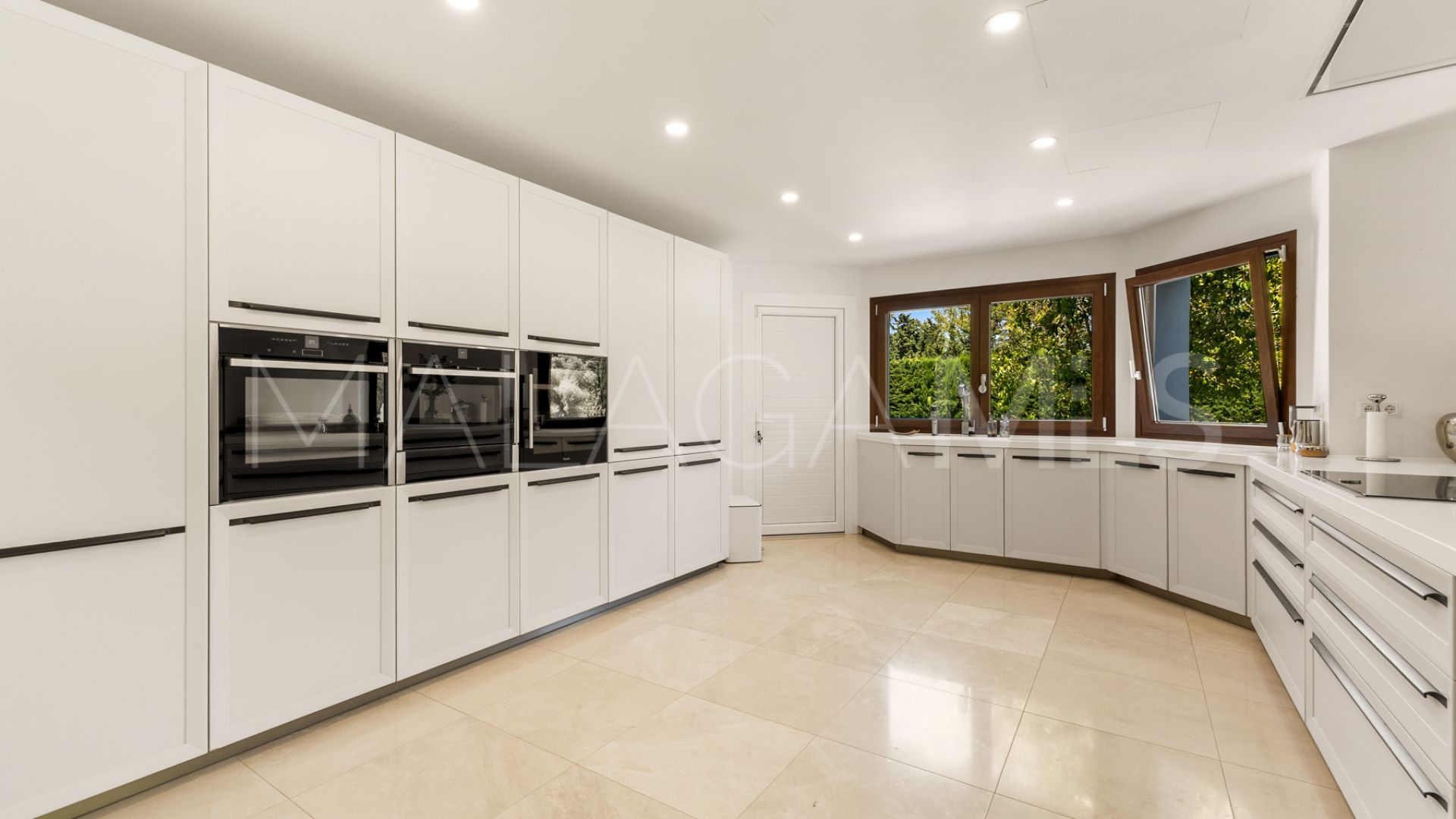 Villa for sale in Guadalmina Baja