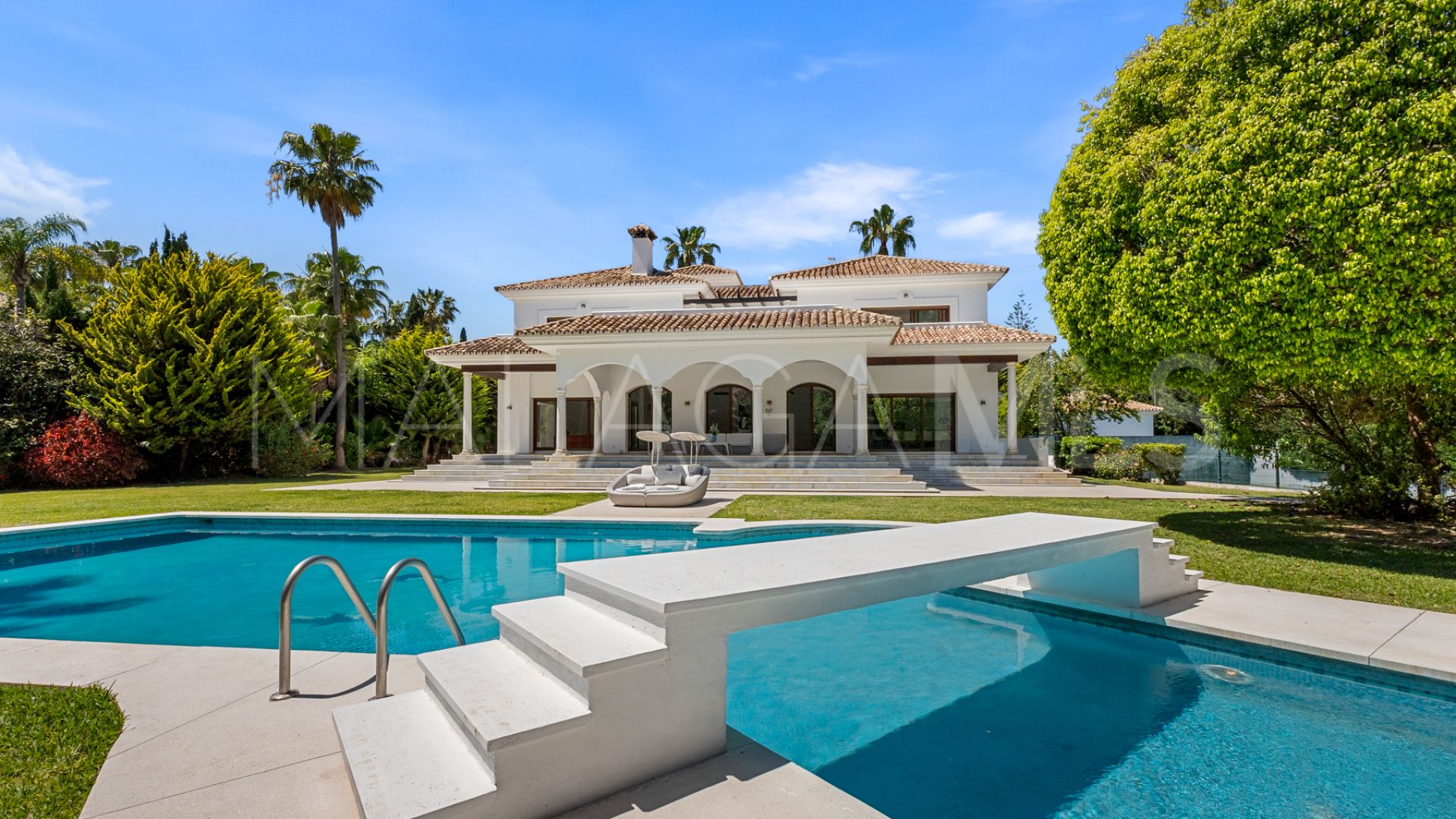Villa for sale in Guadalmina Baja