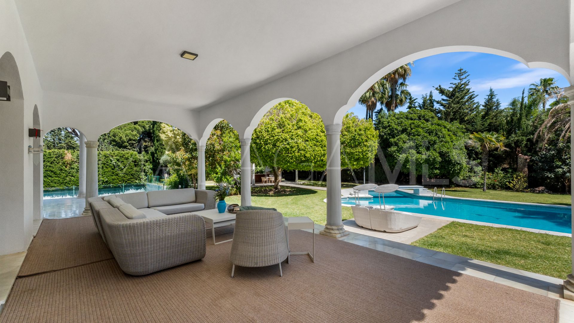 Villa for sale in Guadalmina Baja