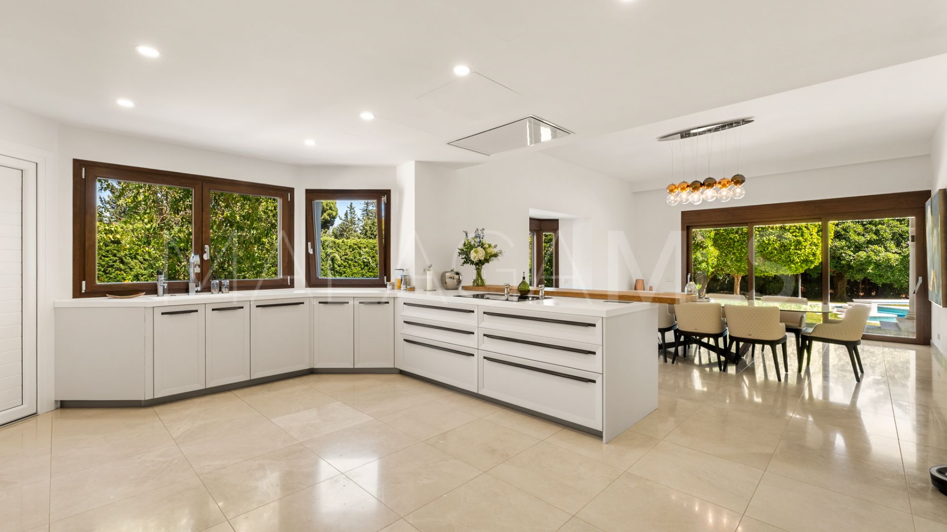 Villa for sale in Guadalmina Baja