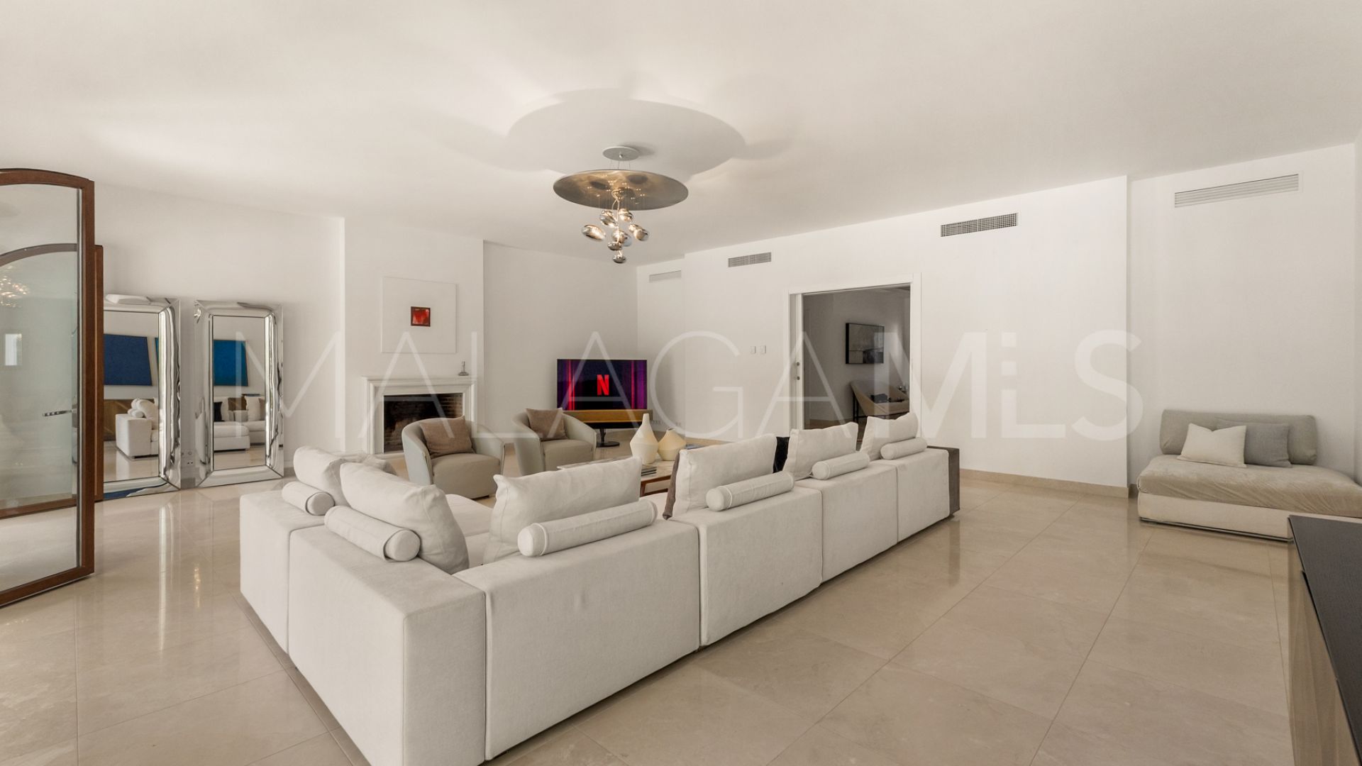 Villa for sale in Guadalmina Baja