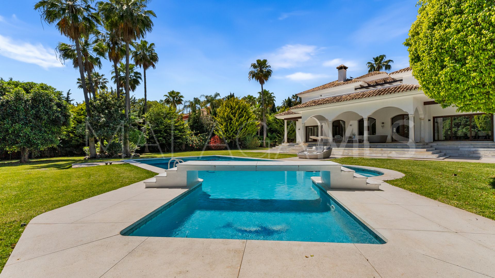 Villa for sale in Guadalmina Baja