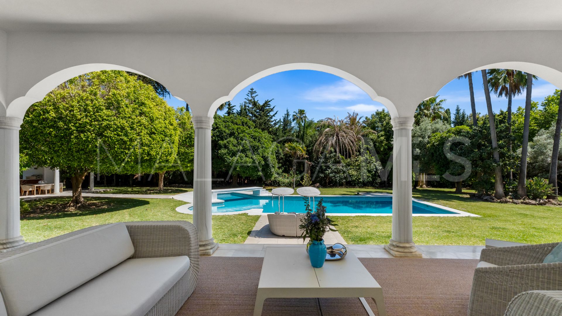 Villa for sale in Guadalmina Baja