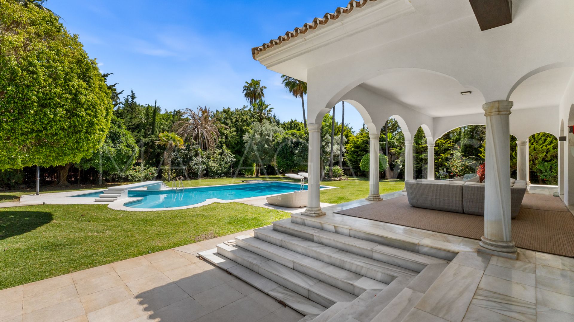 Villa for sale in Guadalmina Baja