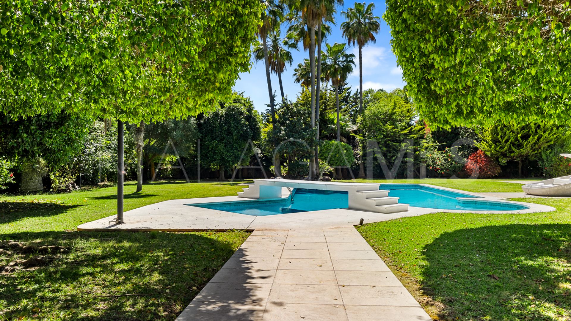 Villa for sale in Guadalmina Baja